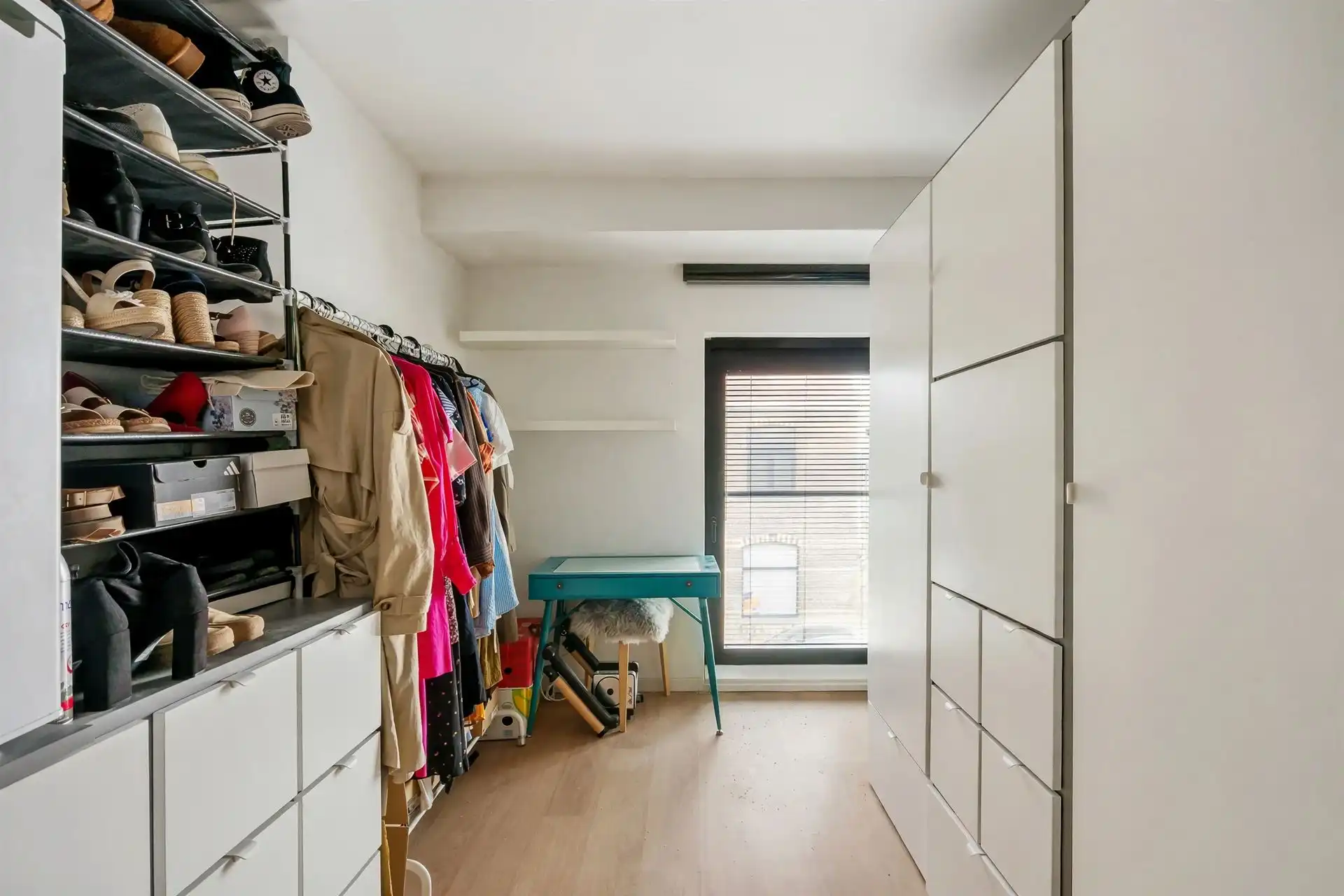 Instapklaar appartement met 2 slks, ruim terras en parking foto 7