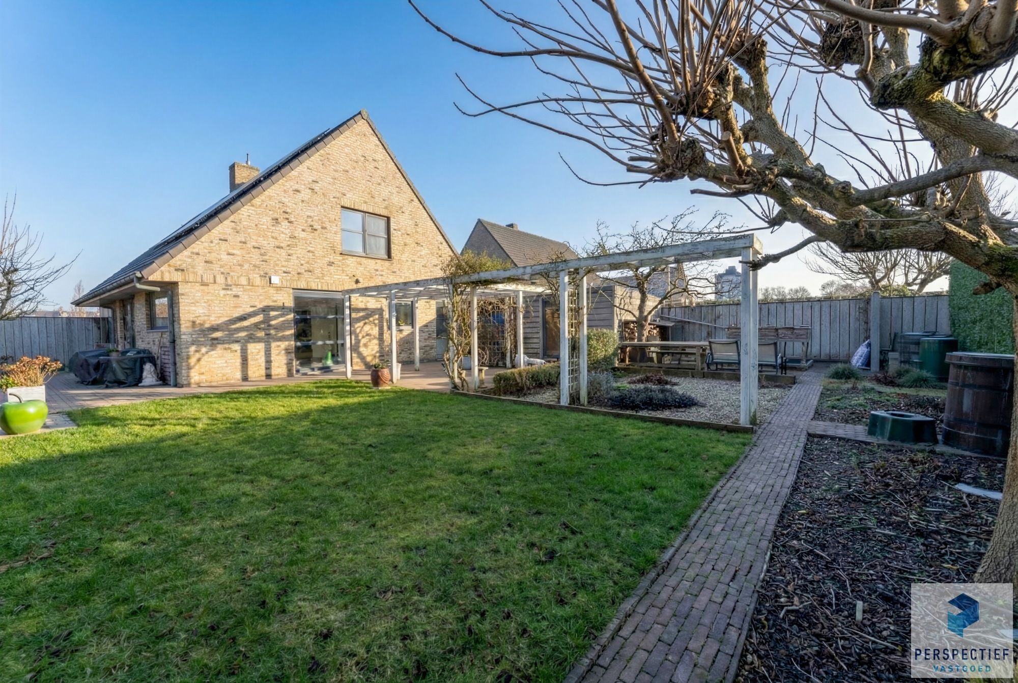 Centraal gelegen instapklare woning op 734 m² met mooie tuin foto 4