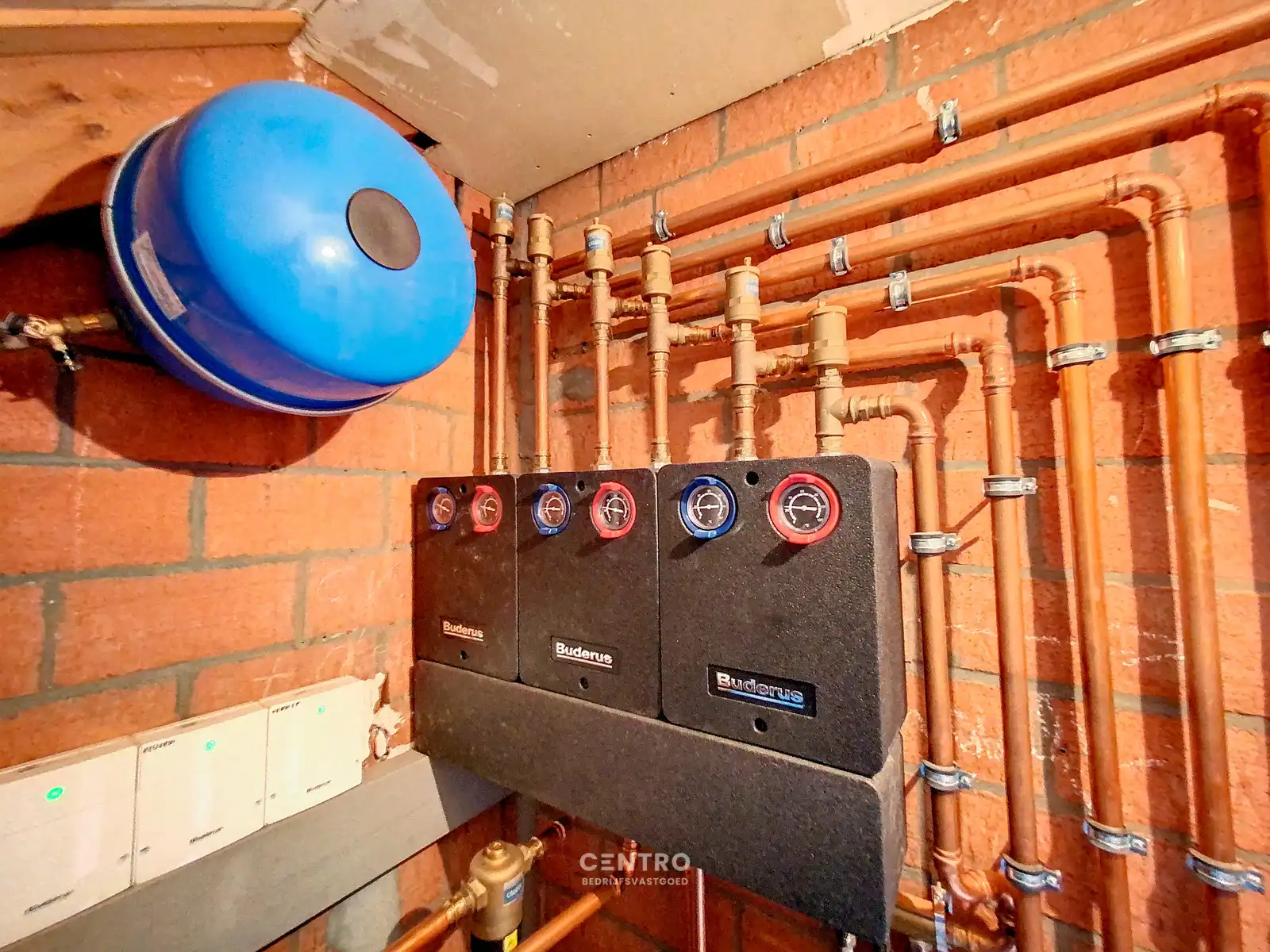 Ruim (430m²), multifunctioneel pand (bewoning, kantoor, praktijk, horeca, ...)  op ZICHTLOCATIE langs invalsweg Roeselare (vlakbij de ring R32). foto 24