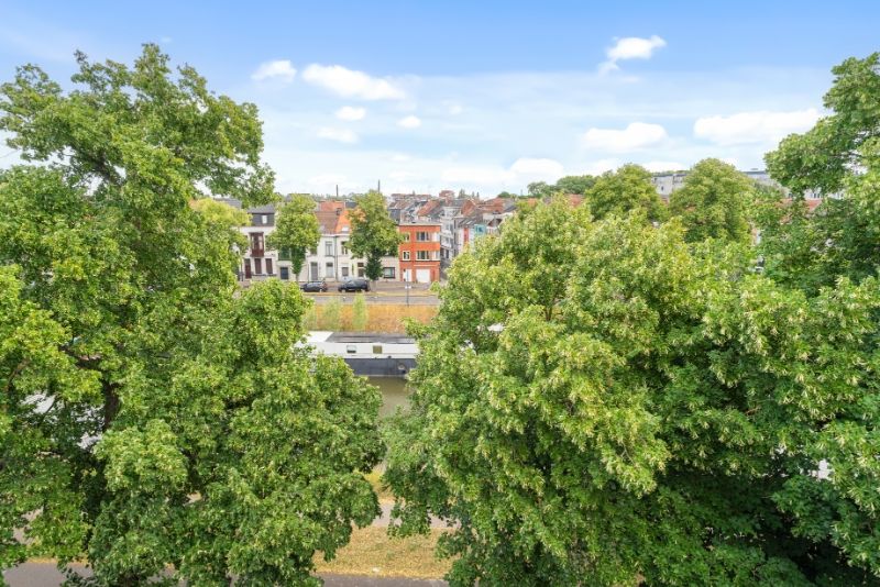 --- NIEUW --- Lichtrijk dakappartement (1 slpk) met ruim terras met zicht op de Coupure foto {{pictureIndex}}