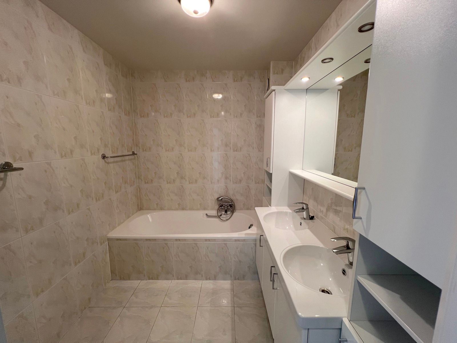 Ruim appartement met 2 slaapkamers, terras en garage foto 18