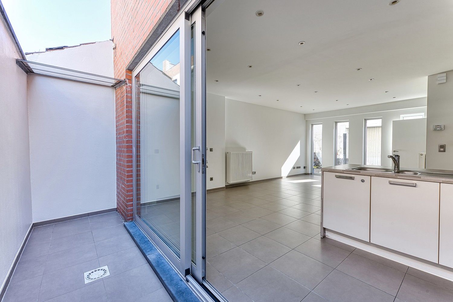 Moderne lichtrijke energiezuinige HOB-woning met koertje centrum Brugge-West, in doodlopend straatje, nabij ’t Zand, Smedenstraat, Concertgebouw en Vesten.  Werkelijk 100% instapklaar. Alle ruimtes en traphal opnieuw geschilderd.  Nieuwbouw 2011, EPC label B. Werkelijk alle winkels en openbaar vervoer in de buurt. AZ Sint-Jan op max. 10 min fietsen. Gelijkvloers met inkom en gastentoilet, living met moderne open keuken en toestellen.  Op verdieping 2 ruime slaapkamers, badkamer met toilet, lavabomeubel met spiegelkast, douche en handdoekdroger. Aparte wasplaats voor wasmachine en droogkast.  Alle nutsvoorzieningen aanwezig. Dubbel glas, aluminium ramen en schuifraam achteraan, Vaillant HR-ketel op aardgas met programmeerbare thermostaat. Proximus Fiber alsook Telenet aanwezig. Plaats voor fietsen of e-bike aan muuranker zijgevel buiten. Onmiddellijk vrij bij akte.  Ideaal voor 1 of 2 personen, ideaal voor koppel of alleenstaande,  ideaal voor studenten, ideaal voor starters of... foto 5