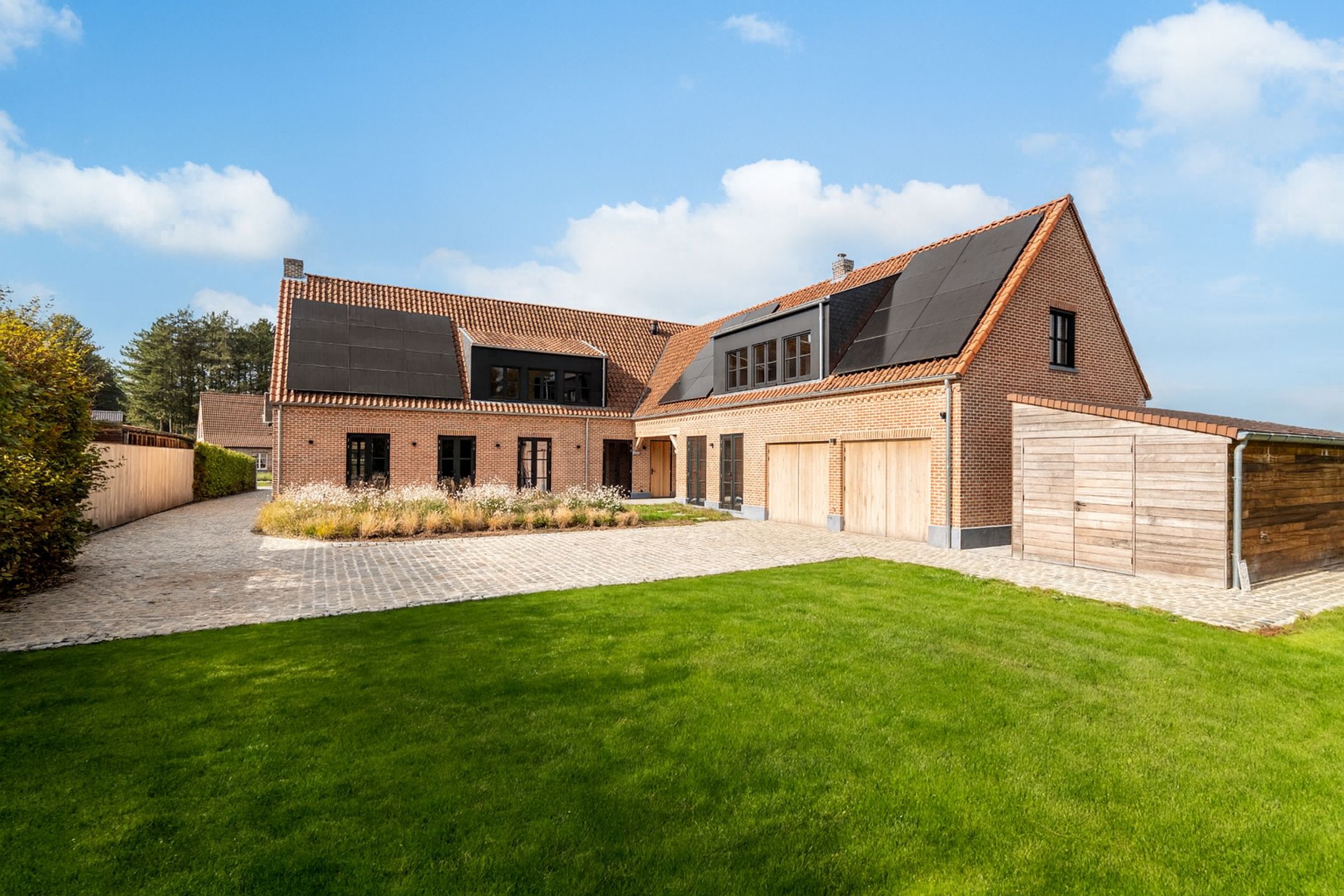 Hoogwaardig, gerenoveerde villa op een perceel van 3.552m² foto {{pictureIndex}}