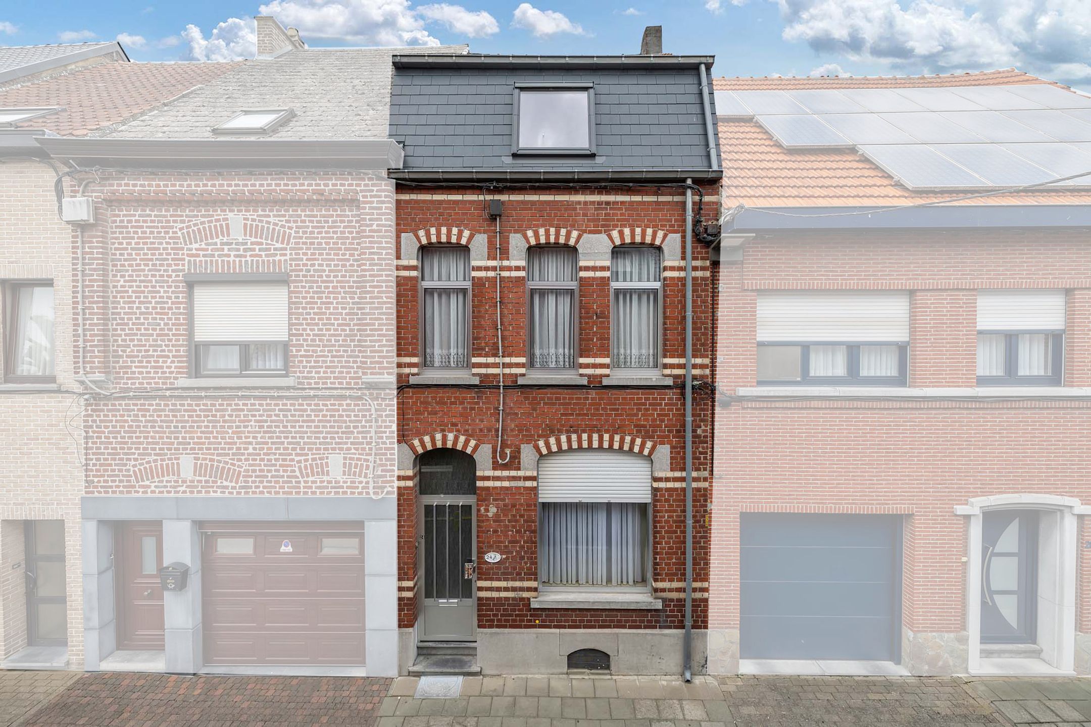 Hoofdfoto van de publicatie: Te renoveren woning met 4 slaapkamers nabij centrum Ninove