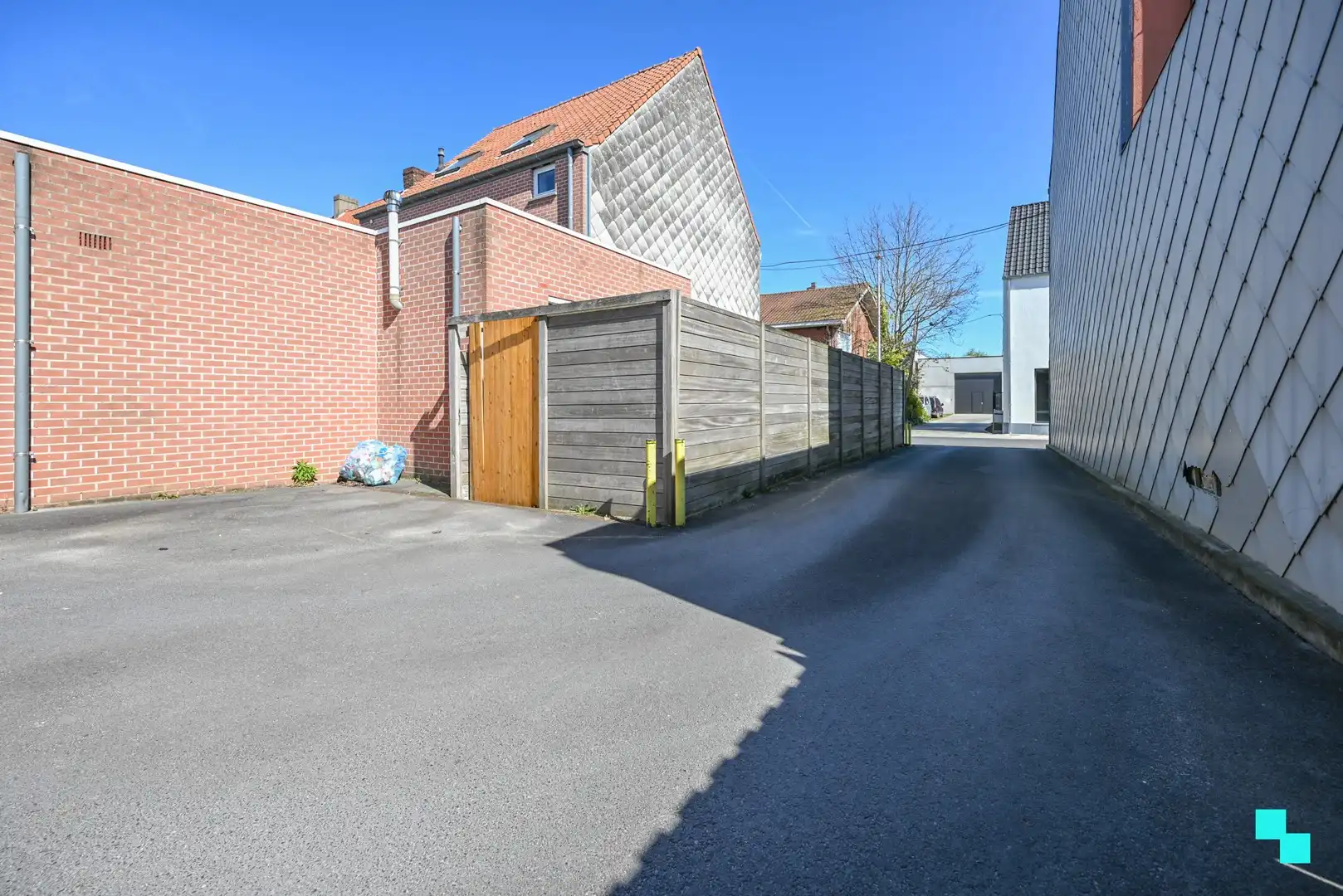 Riante halfopen woning met garage foto 39