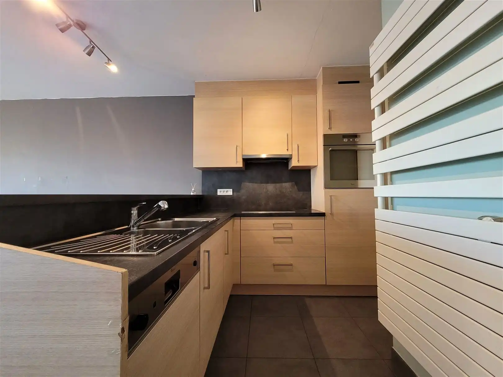 Ongemeubeld appartement met 1 slaapkamer en slaaphoek foto 8