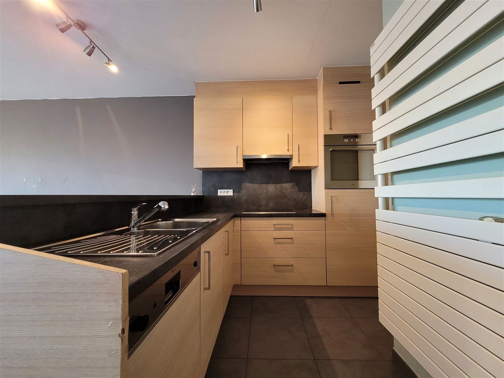 Ongemeubeld appartement met 1 slaapkamer en slaaphoek foto 8