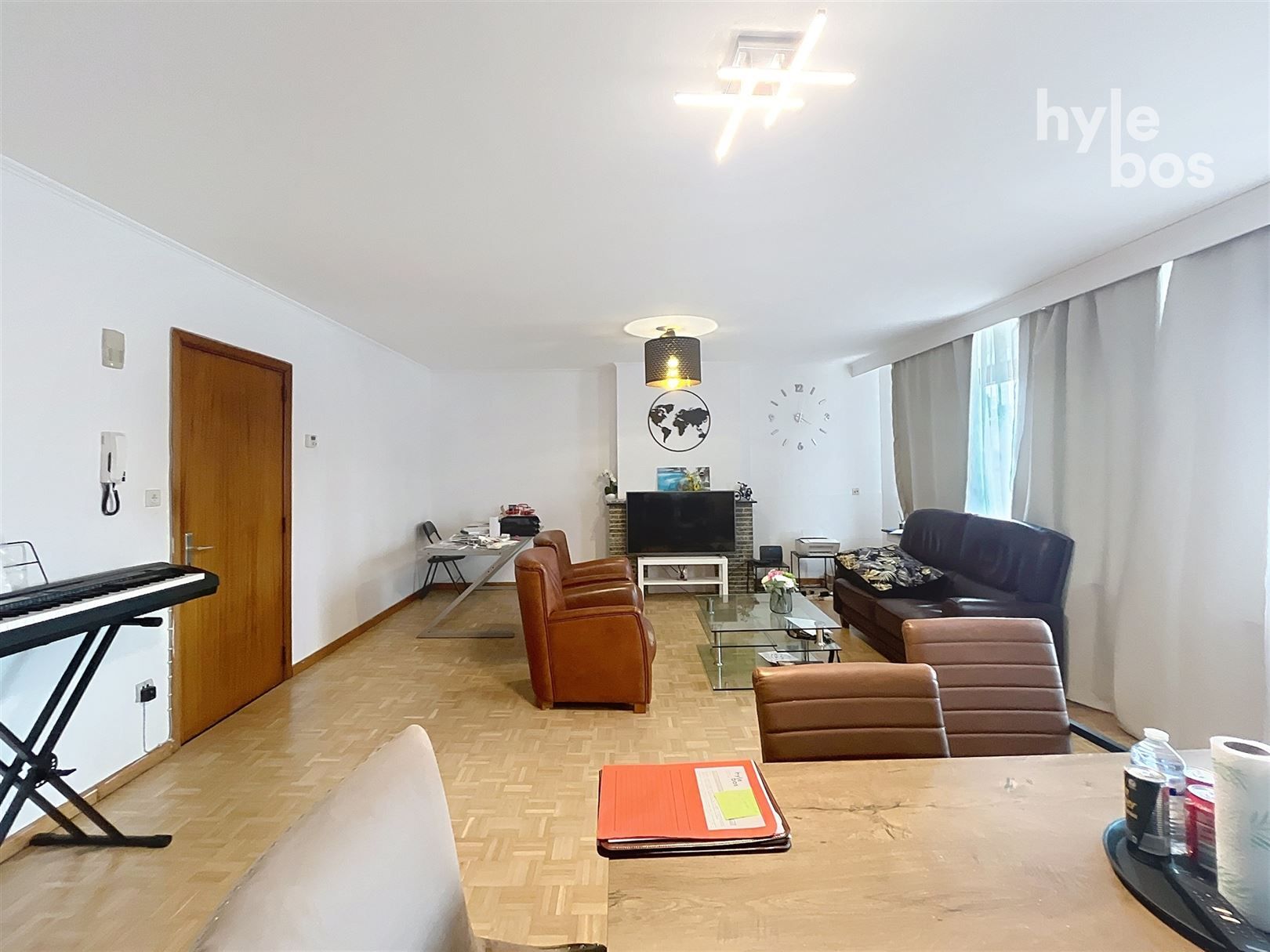 Centraal gelegen 2 slaapkamer appartement met garage foto 3