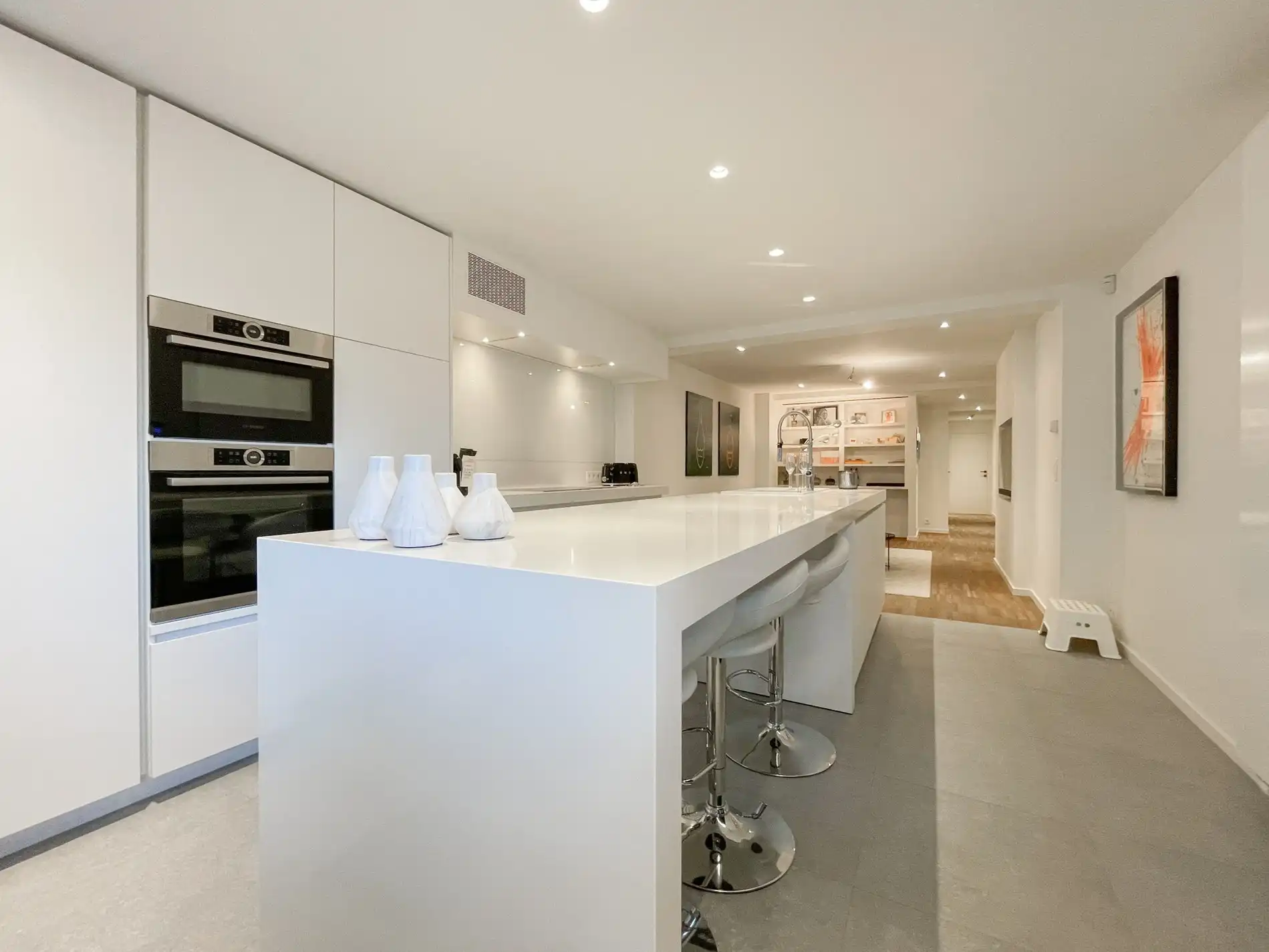 Stijlvol, instapklaar appartement met een ruim terras gelegen aan het Lichttorenplein op enkele passen van de zee. foto 9