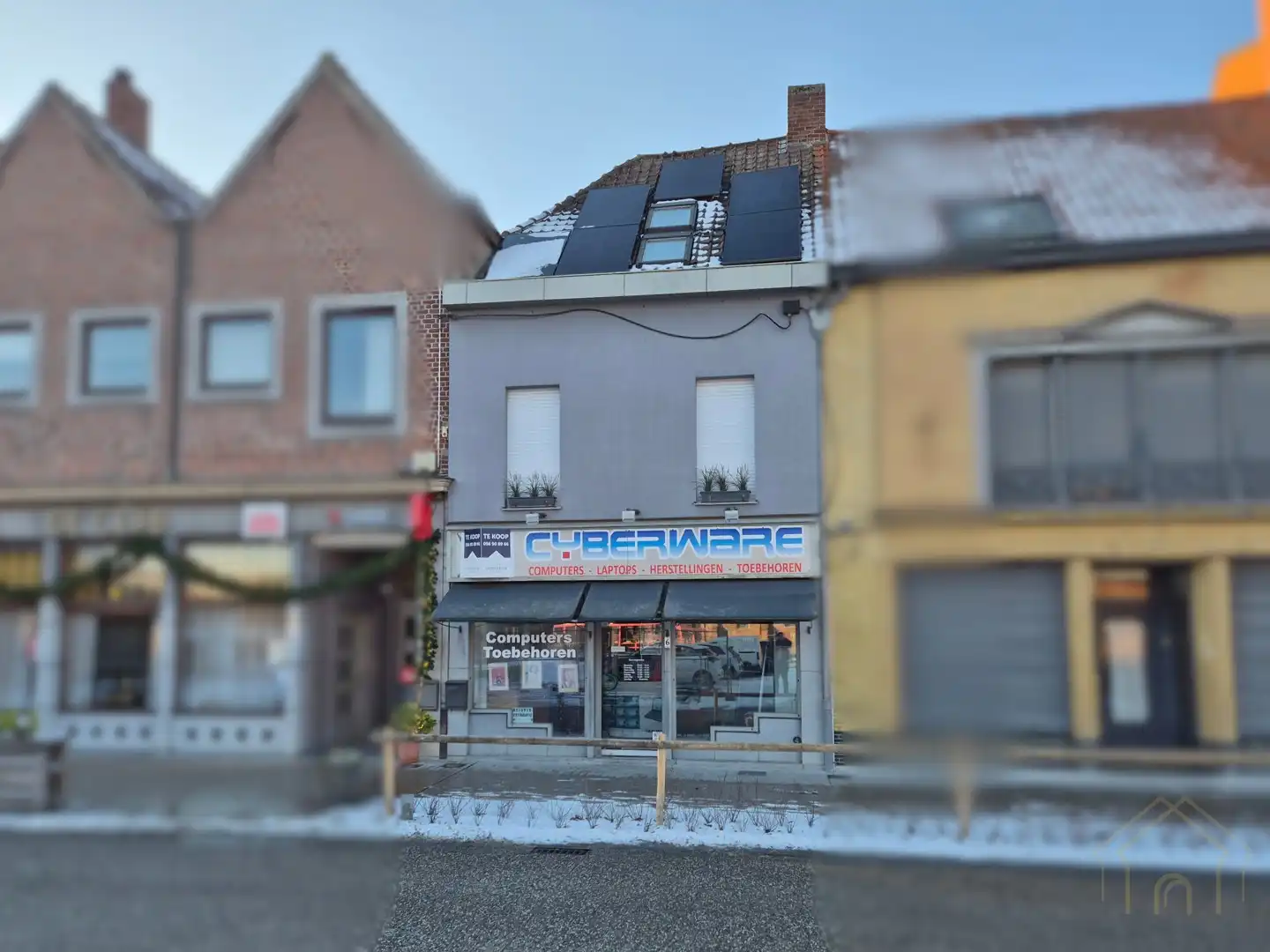 Commercieel pand met woonst – momenteel in gebruik als computerwinkel foto {{pictureIndex}}