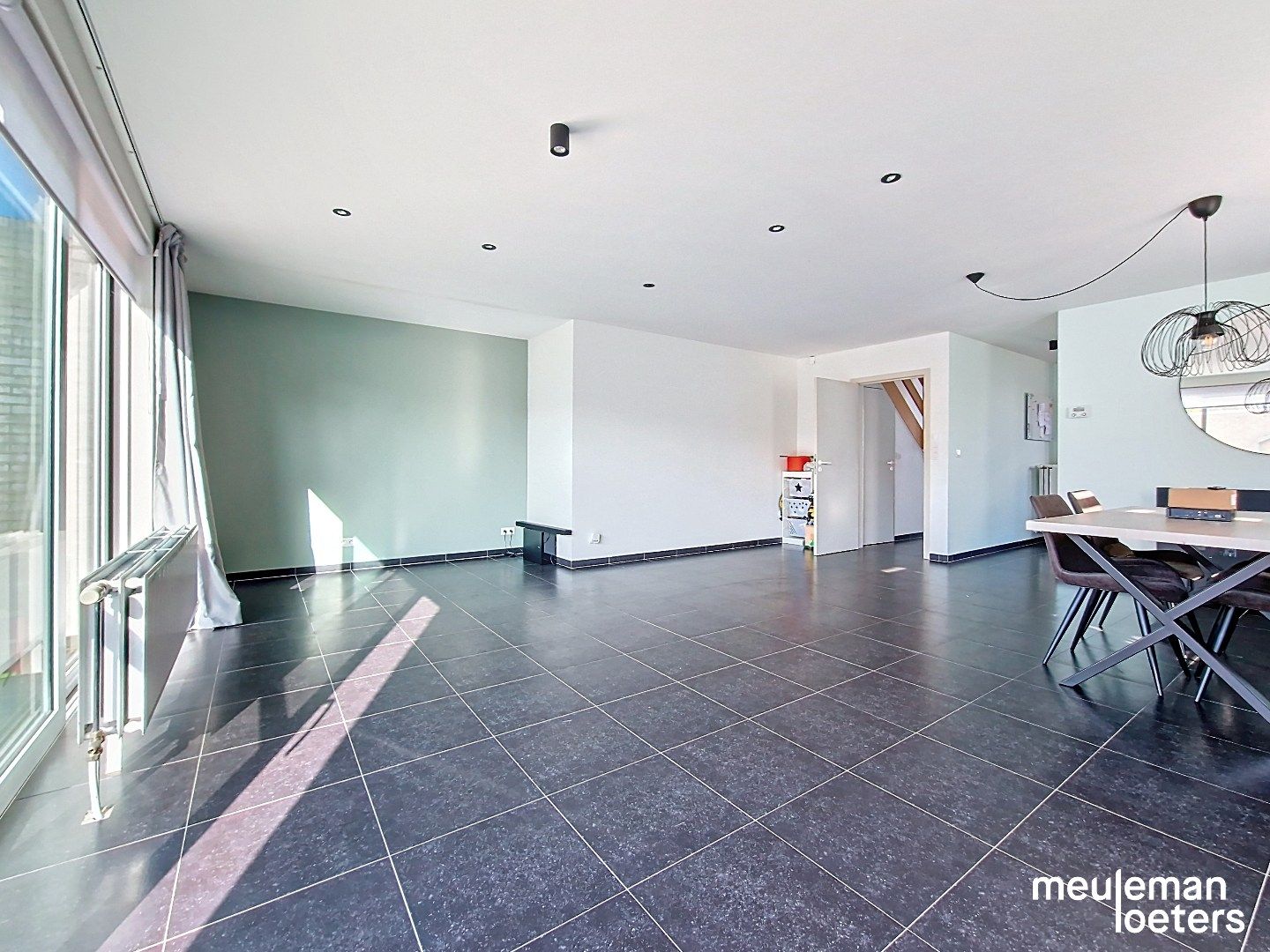 Ruime  halfopen woning met twee garages foto 7