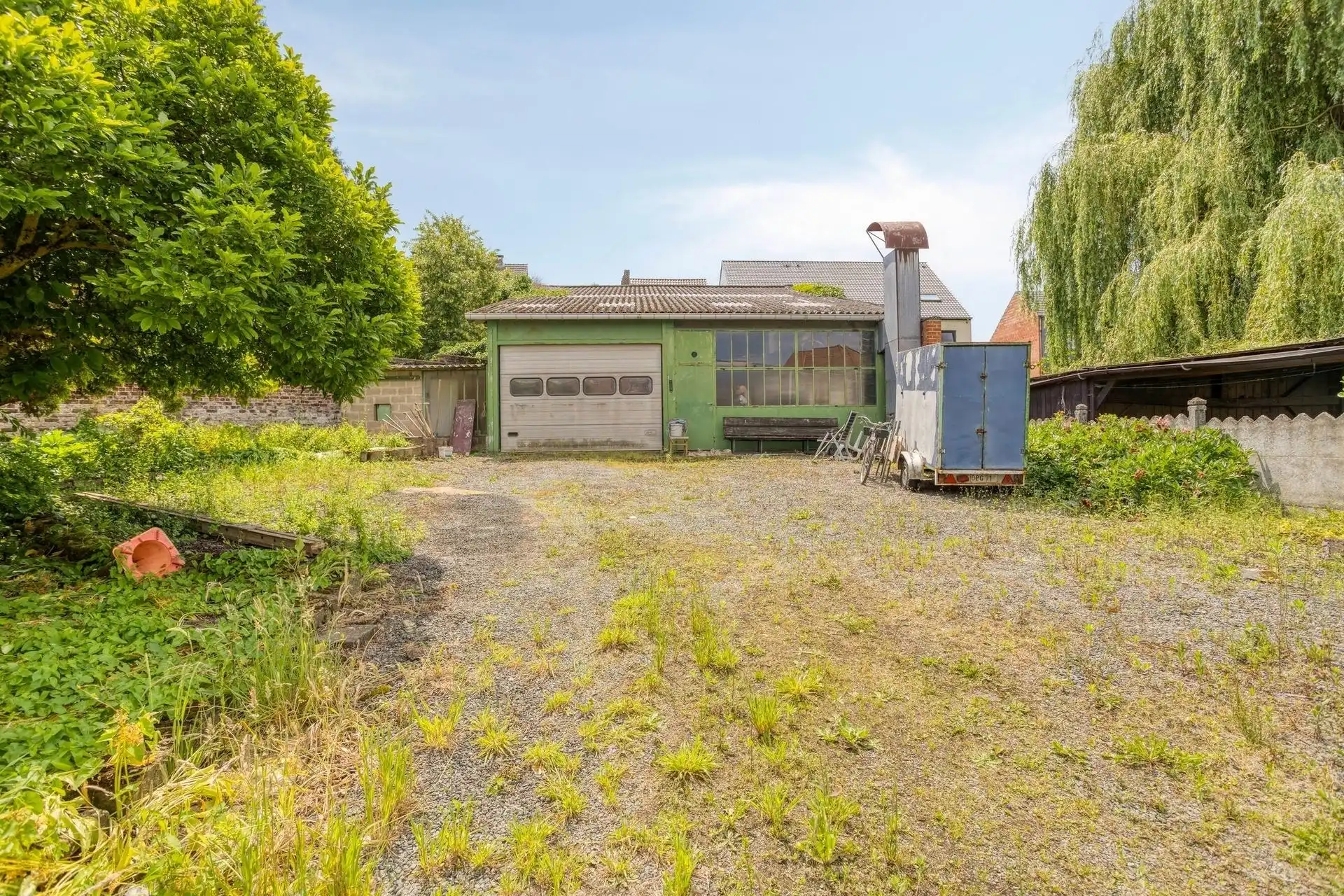 CENTRUM DWORP : groot atelier (+/-220m²) + woning op een perceel van 10are   foto {{pictureIndex}}