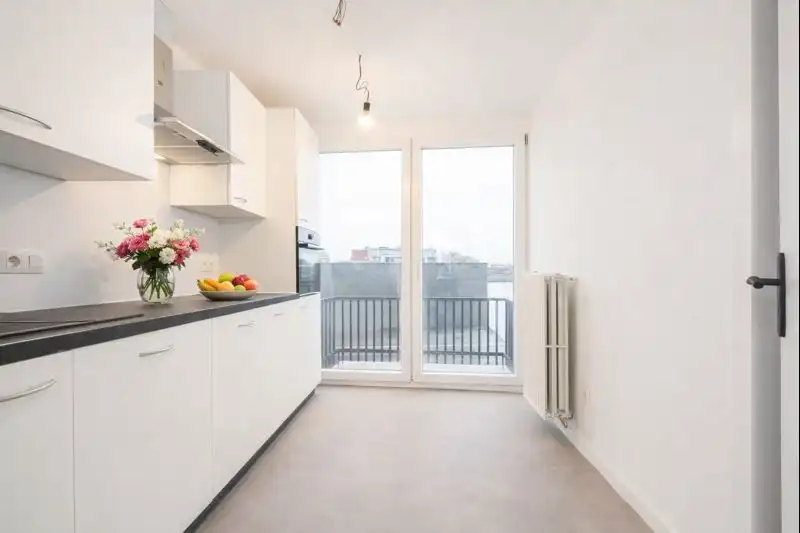 Gerenoveerde bel-étage met 3 slaapkamers en ruime garage foto {{pictureIndex}}