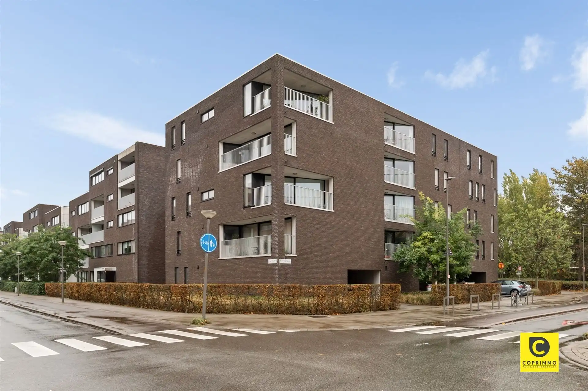 Overdekte autostaanplaats foto 2