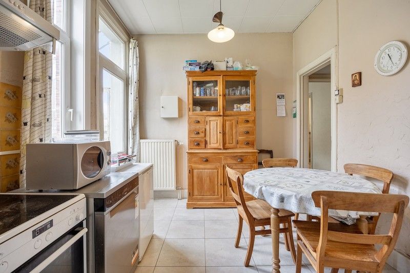 Statige renovatiewoning in charmante laan foto 6