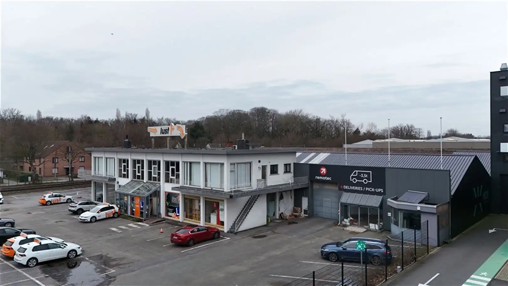 Te Koop Industriegrond met magazijn en kantoren foto 2