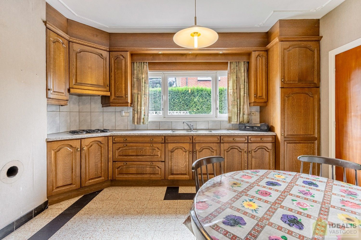 IDEALIS VASTGOED - Aangename karakterwoning op fijne locatie te Pelt. Deze woning omvat maar liefst +-143m² netto bewoonbare oppervlakte op een perceel van 4a 53ca met een ruime woonkamer, maar liefst 3 slaapkamers, badkamer, wasplaats, veranda en garage vlakbij de dorpskern van Boseind! Uiterst geschikt voor kandidaten op zoek naar een betaalbare woning op te frissen naar eigen wens. foto 15
