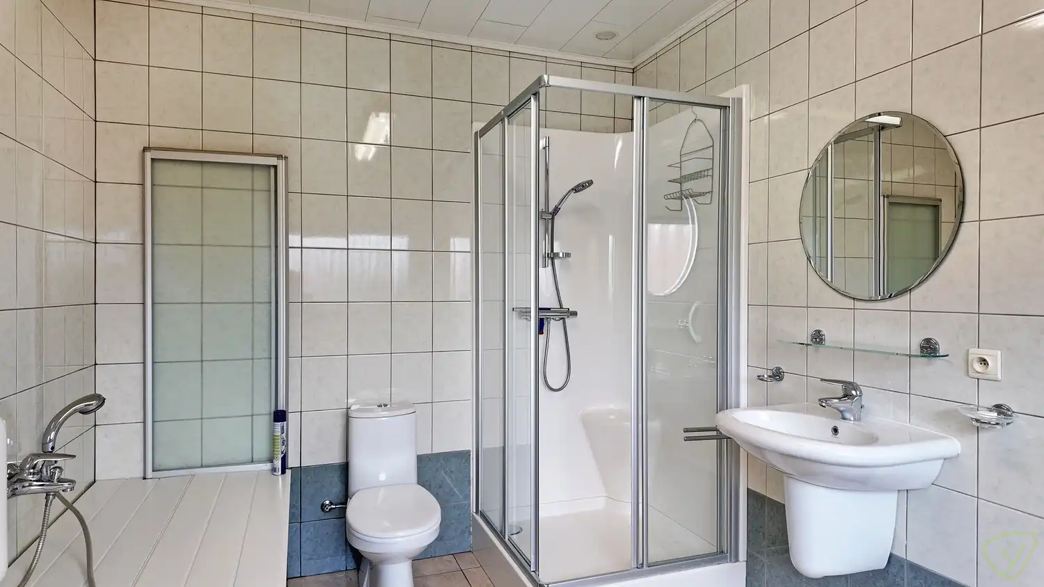 Verrassend ruime woning met 4 slaapkamers en garage foto 8