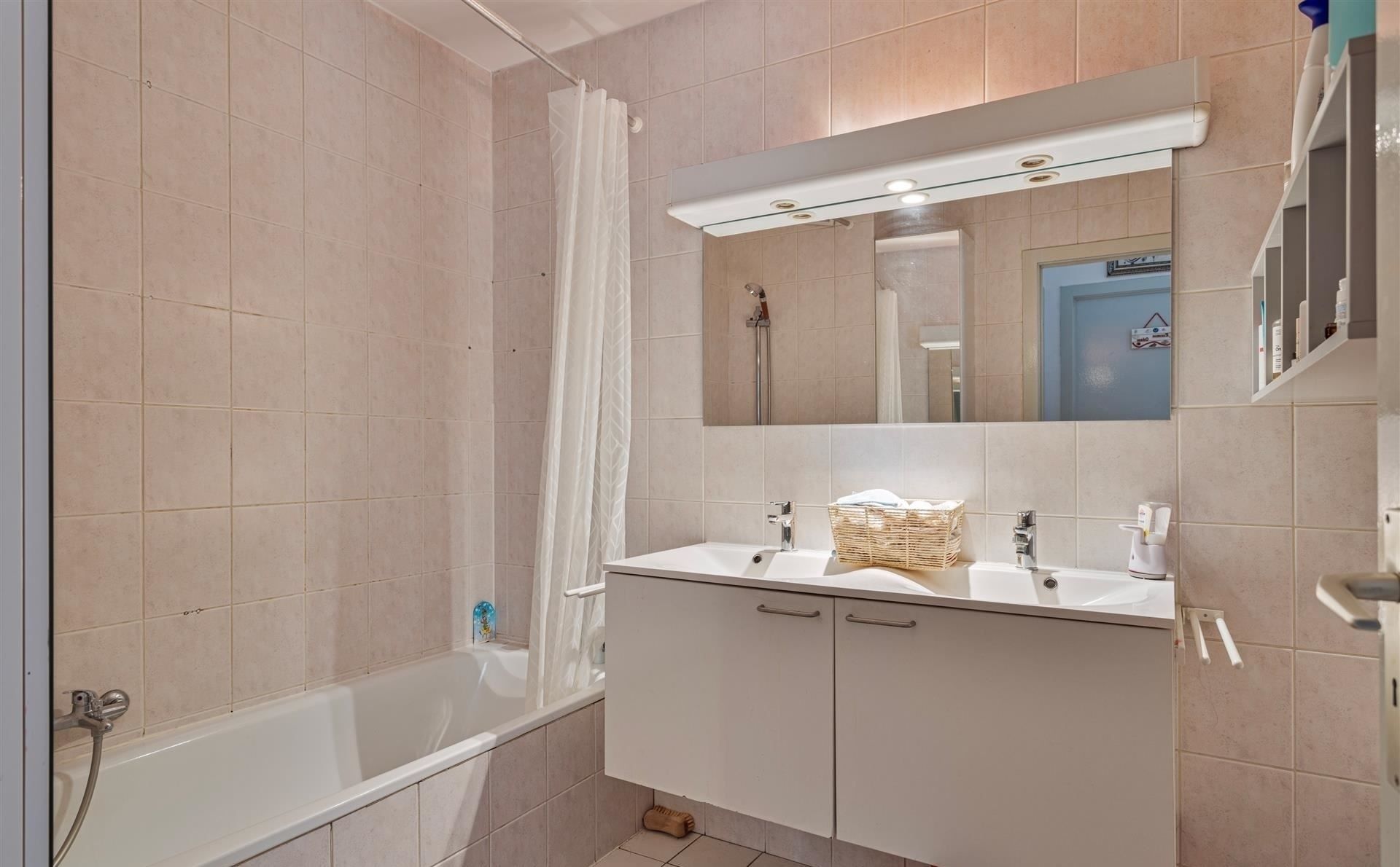 Gelijkvloers appartement met grote tuin foto 7