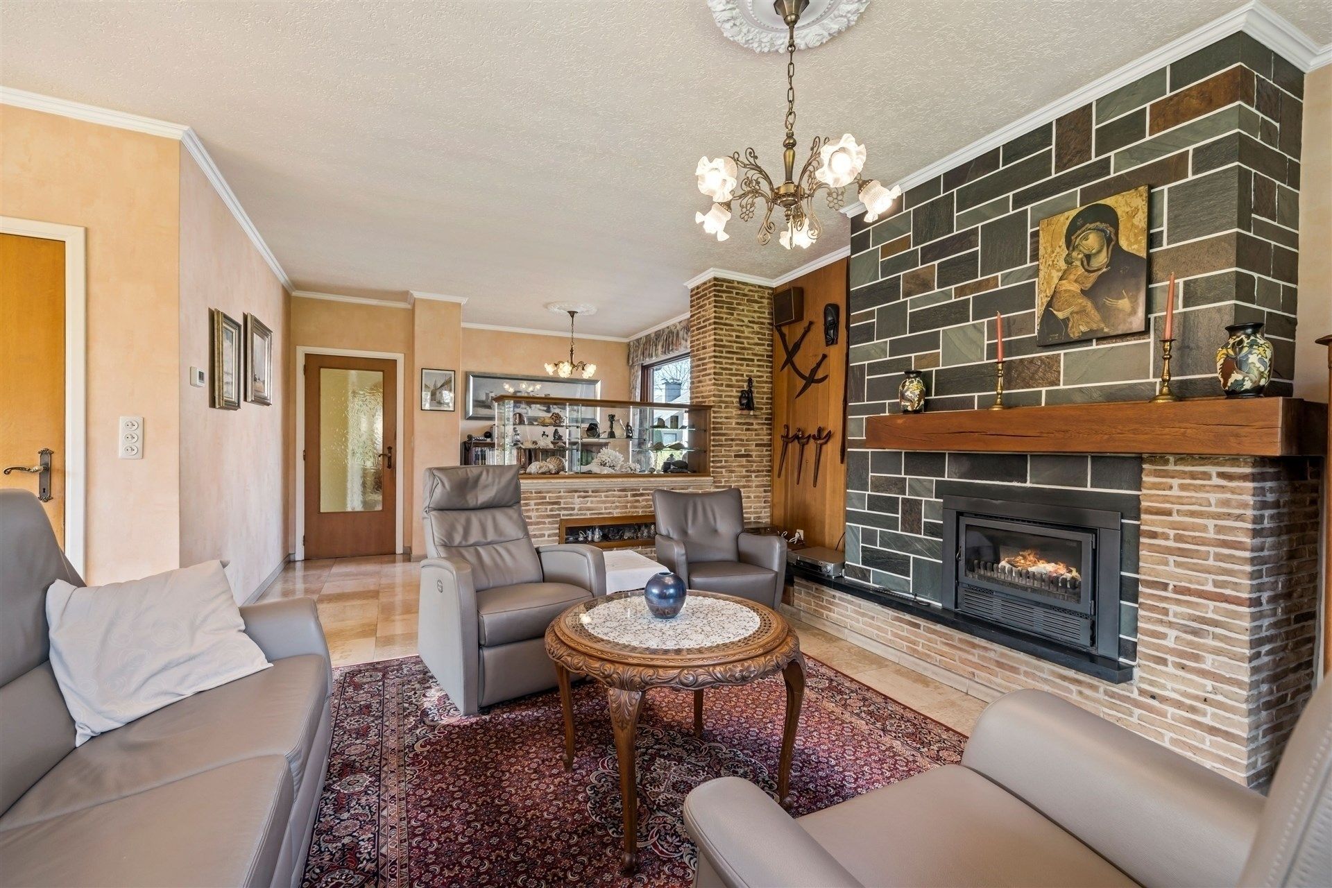 Uitstekend gelegen gezinswoning (type bungalow) met 4 slaapkamers, garage en een aangename tuin (1.067m²) foto 3