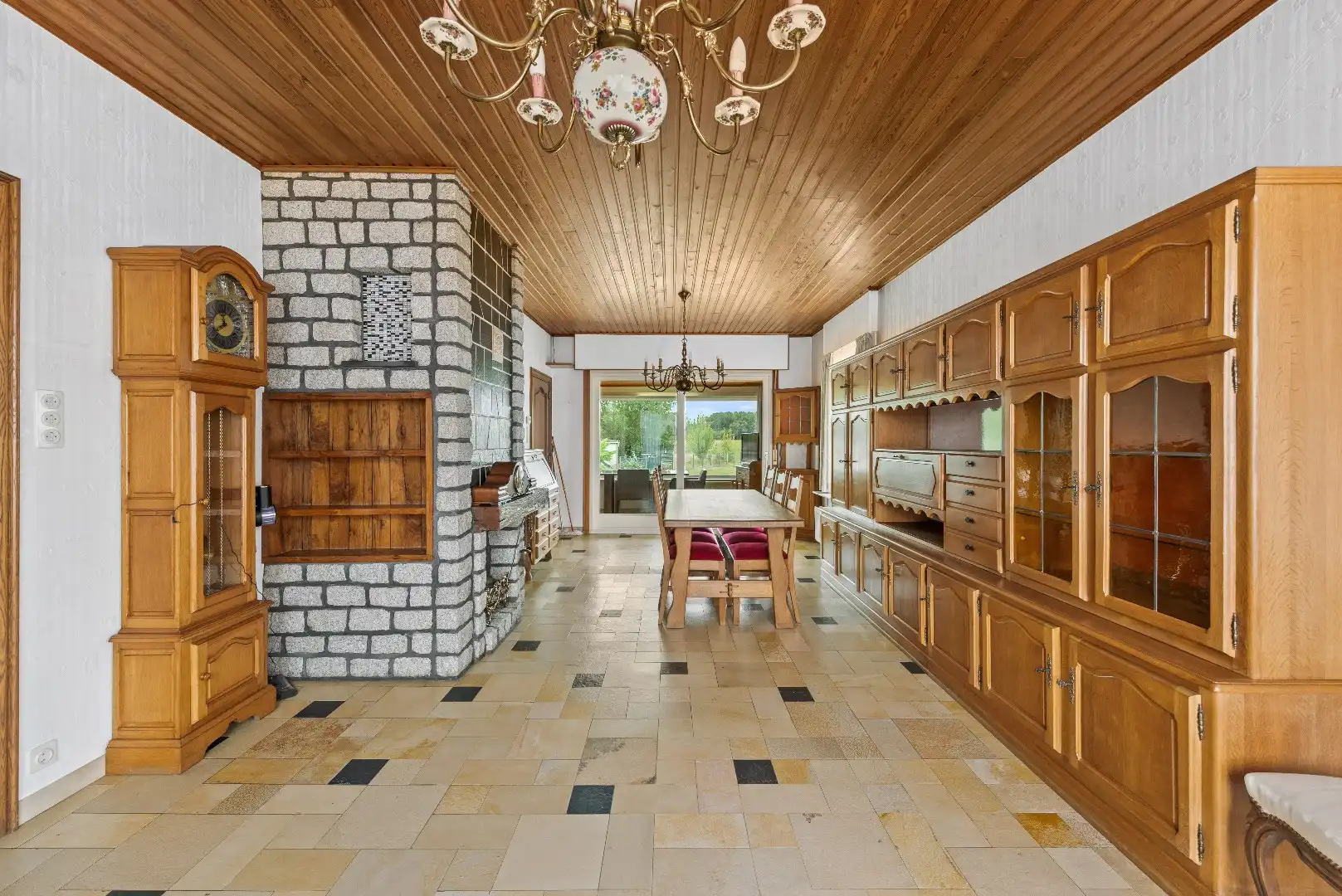 Open bebouwing op topligging met 3 slaapkamers en prachtige tuin foto 5