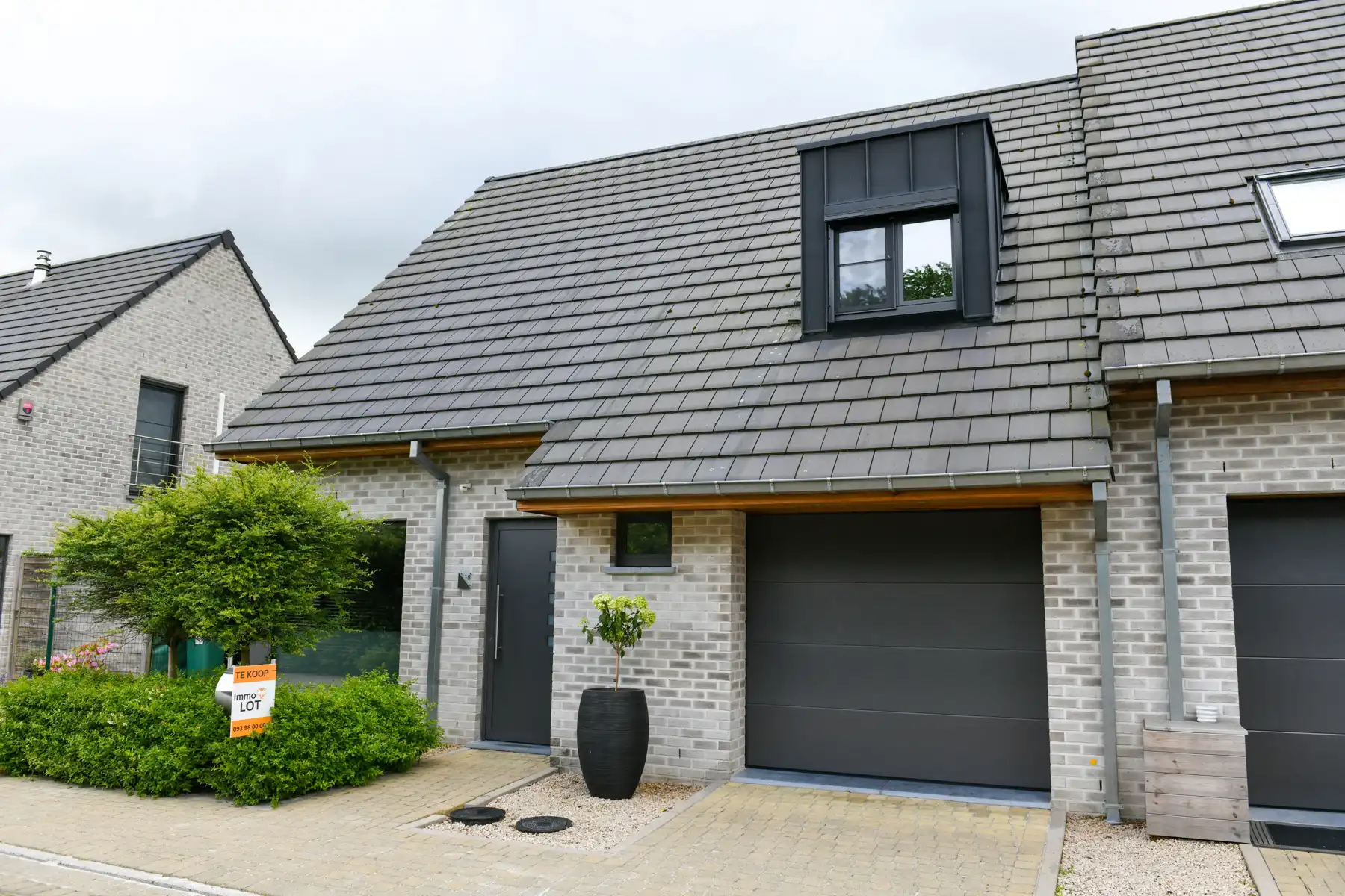 recente ruime woning met 3 slaapkamers, garage en tuin  foto {{pictureIndex}}