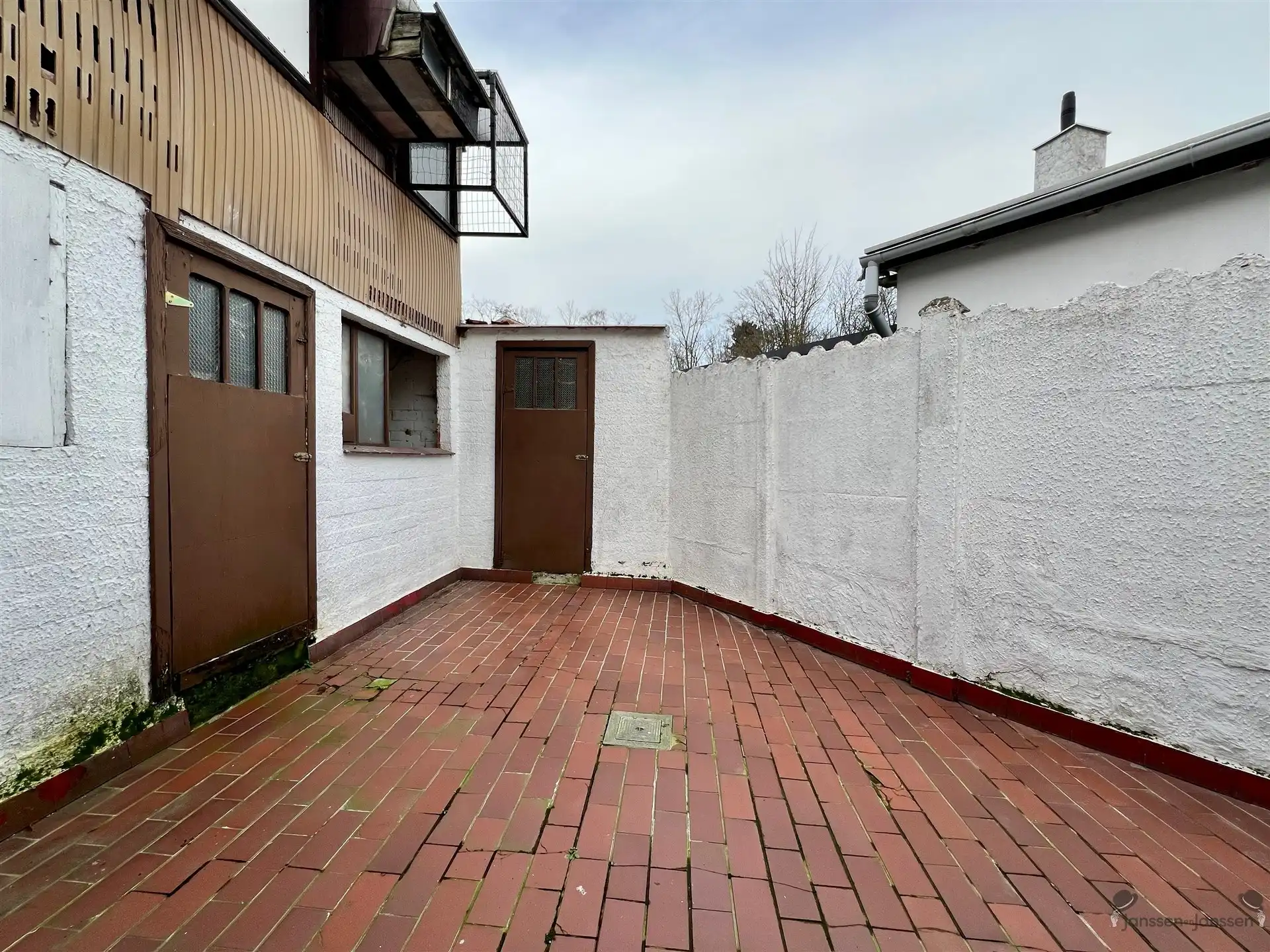 Te renoveren rijwoning met authentieke gevel foto 14