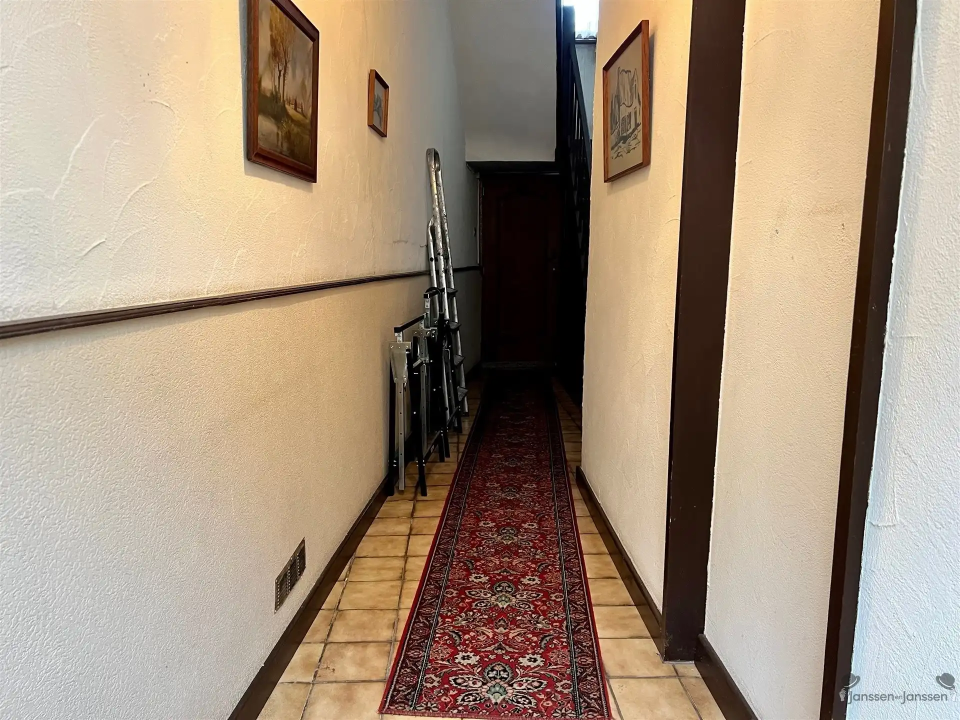 Te renoveren rijwoning met authentieke gevel foto 14