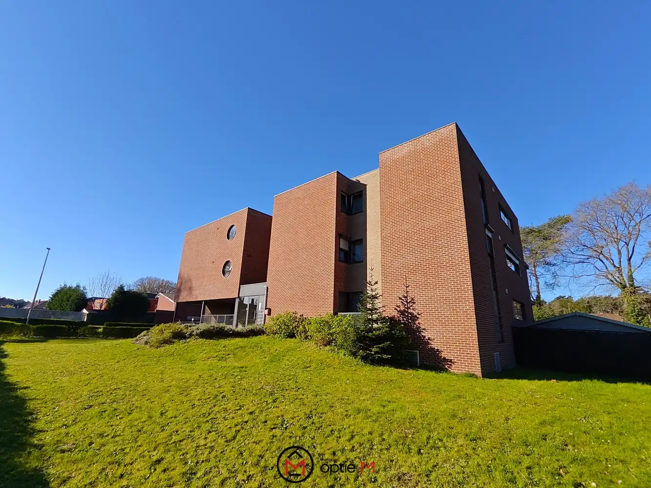 Appartement te huur in Genk – gelijkvloers wonen met tuin en overdekt terras foto 2