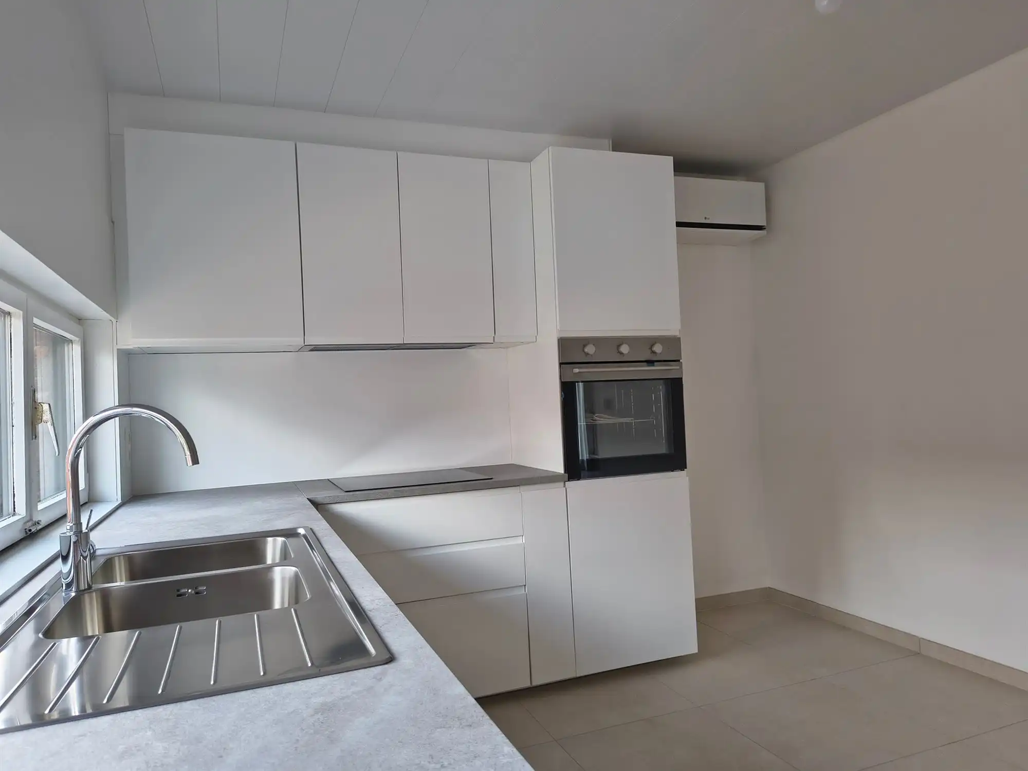 woonhuis -totaal gerenoveerd- met 2 slaapkamers, oprit en garage foto 9