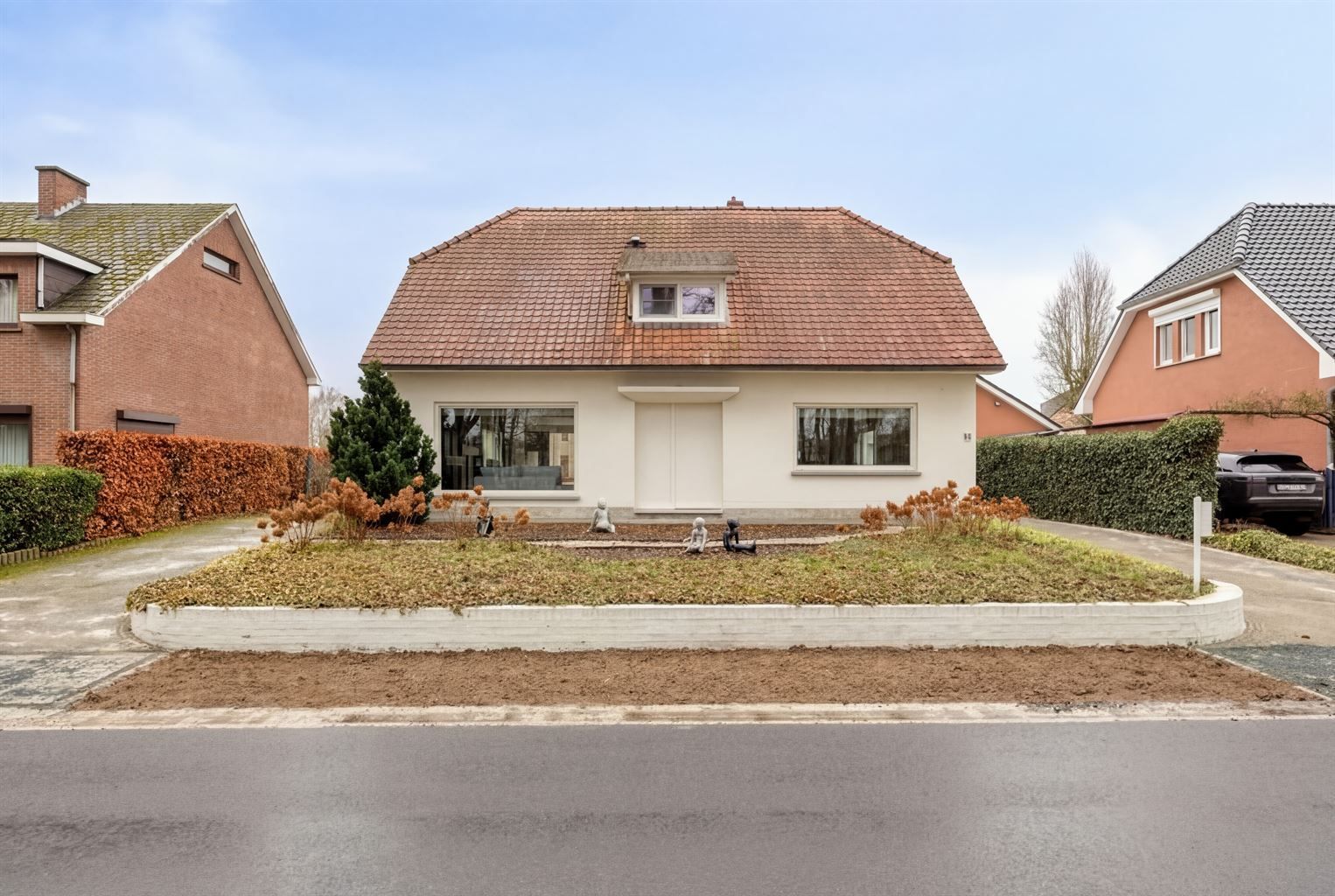 Vrijstaande woning met 3 slaapkamers, inpandige garage en een omheinde tuin, rustig gelegen nabij het centrum van Maaseik. foto {{pictureIndex}}