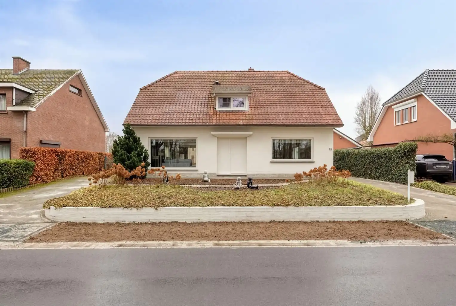 Vrijstaande woning met 3 slaapkamers, inpandige garage en een omheinde tuin, rustig gelegen nabij het centrum van Maaseik. foto {{pictureIndex}}