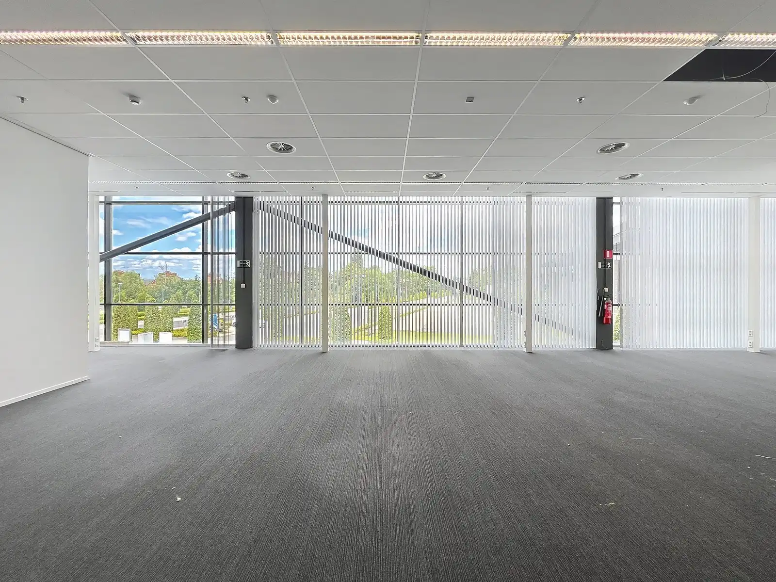 LICHTRIJKE kantoorruimten (1.400 tot 1.800m²) aan ZEER interessante voorwaarden nabij afrit Kortrijk-Oost E17. Onmiddellijk beschikbaar! foto 18