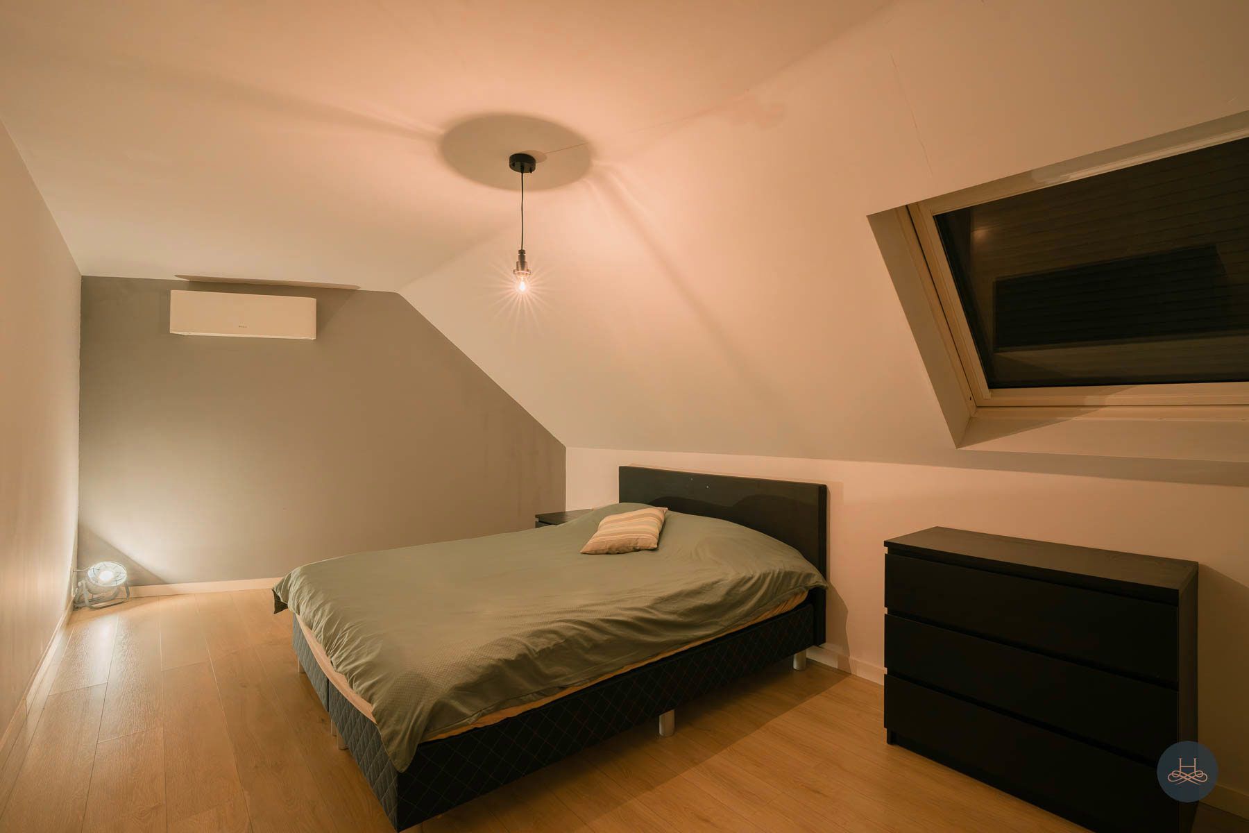 Gerenoveerde duplex met enorm terras en autostaanplaats foto 14