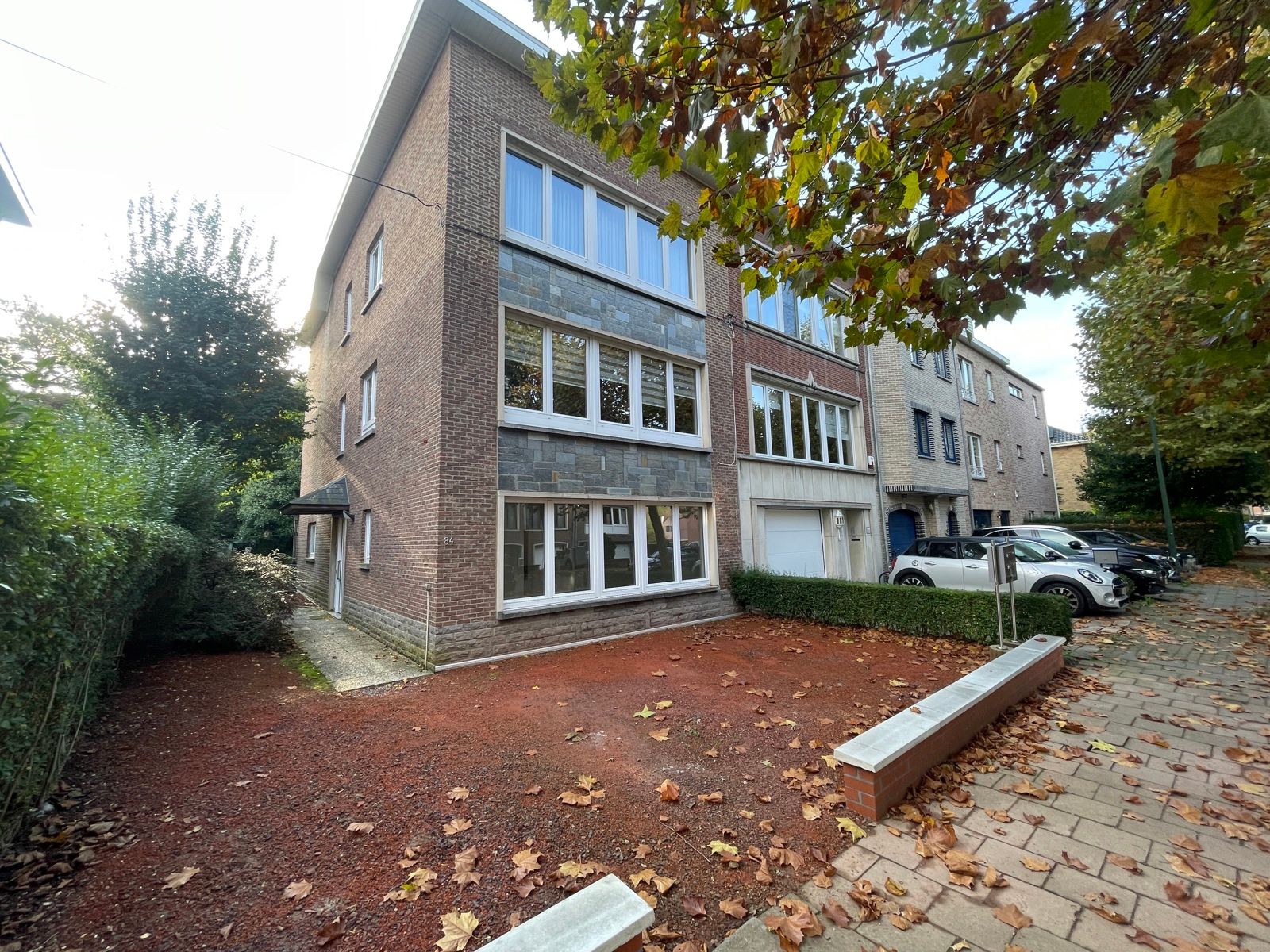 Opbrengsteigendom met 3 appartementen en tuin foto 1