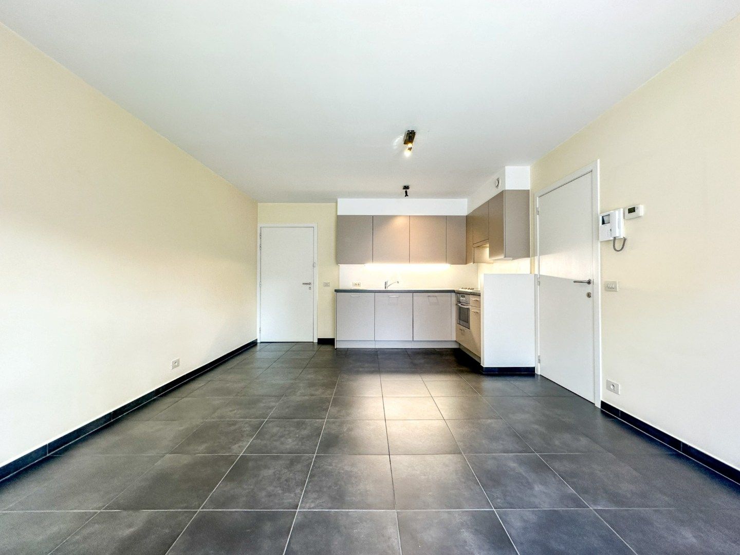 Instapklaar energiezuinig appartement hartje Eernegem, met zonnig terras en garage, topligging. foto 7