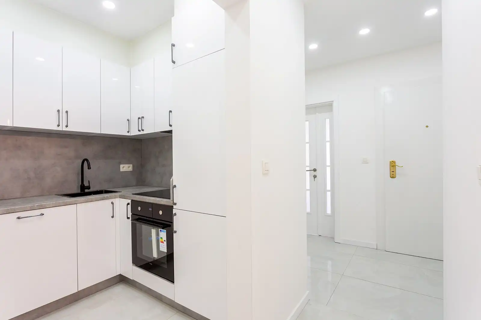 Recent gerenoveerd app. met 2 slpks en 2 terrassen foto 10