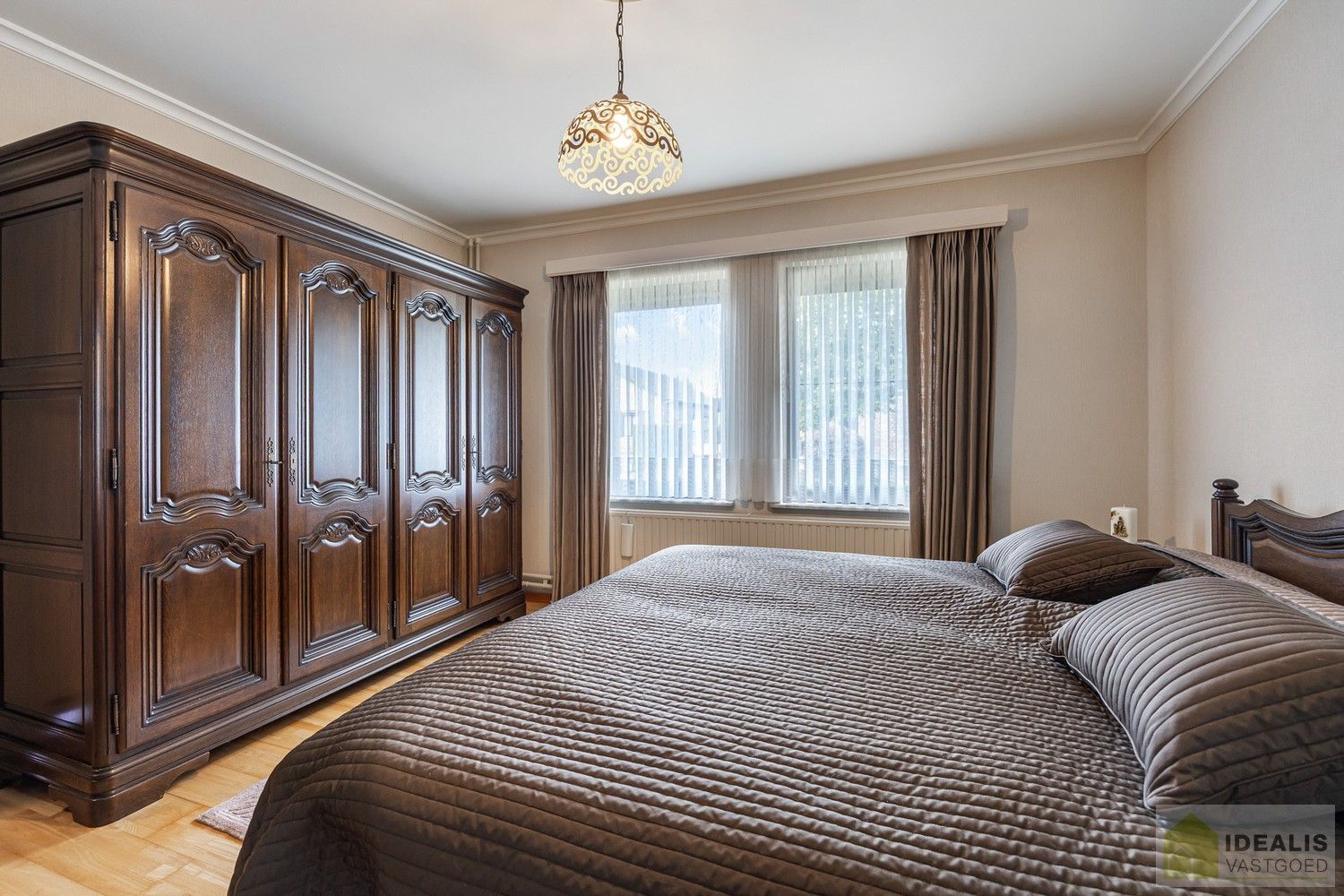 IDEALIS VASTGOED – PERFECT ONDERHOUDEN, INSTAPKLARE WONING +- 175M², MET MAAR LIEFST 4 SLAAPKAMERS, HEERLIJK LICHTRIJKE WOONKAMER EN DUBBELE GARAGE OP EEN PRACHTIG GROEN EN RUIM PERCEEL VAN 18A 43CA. foto 16