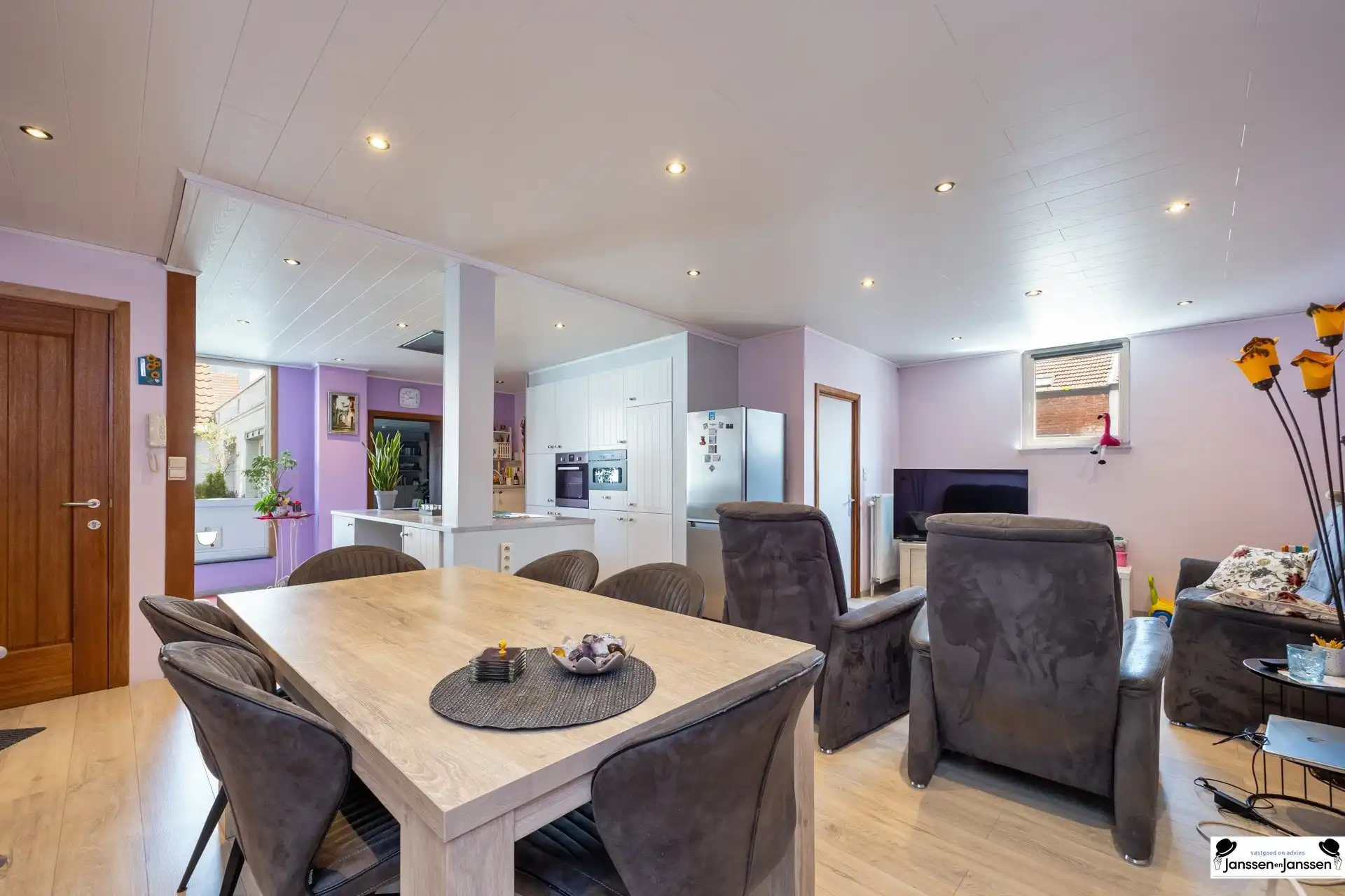 Ruim appartement in voormalige suikerfabriek Merksem foto 3