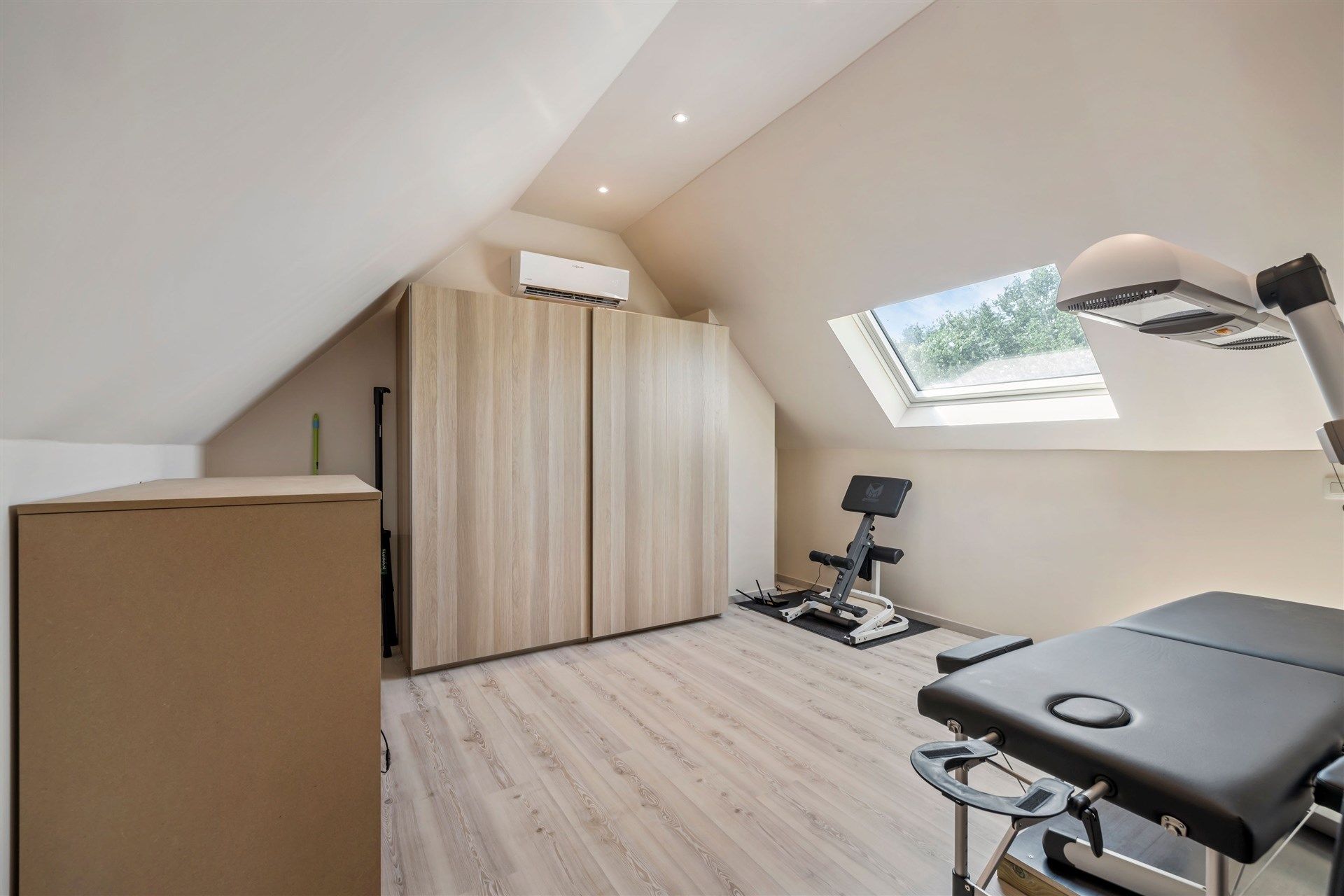 Ruim opgezette, landelijke woning met aangename tuin, 6 slaapkamers en een ingerichte woonstudio op de 2e verdieping foto 27