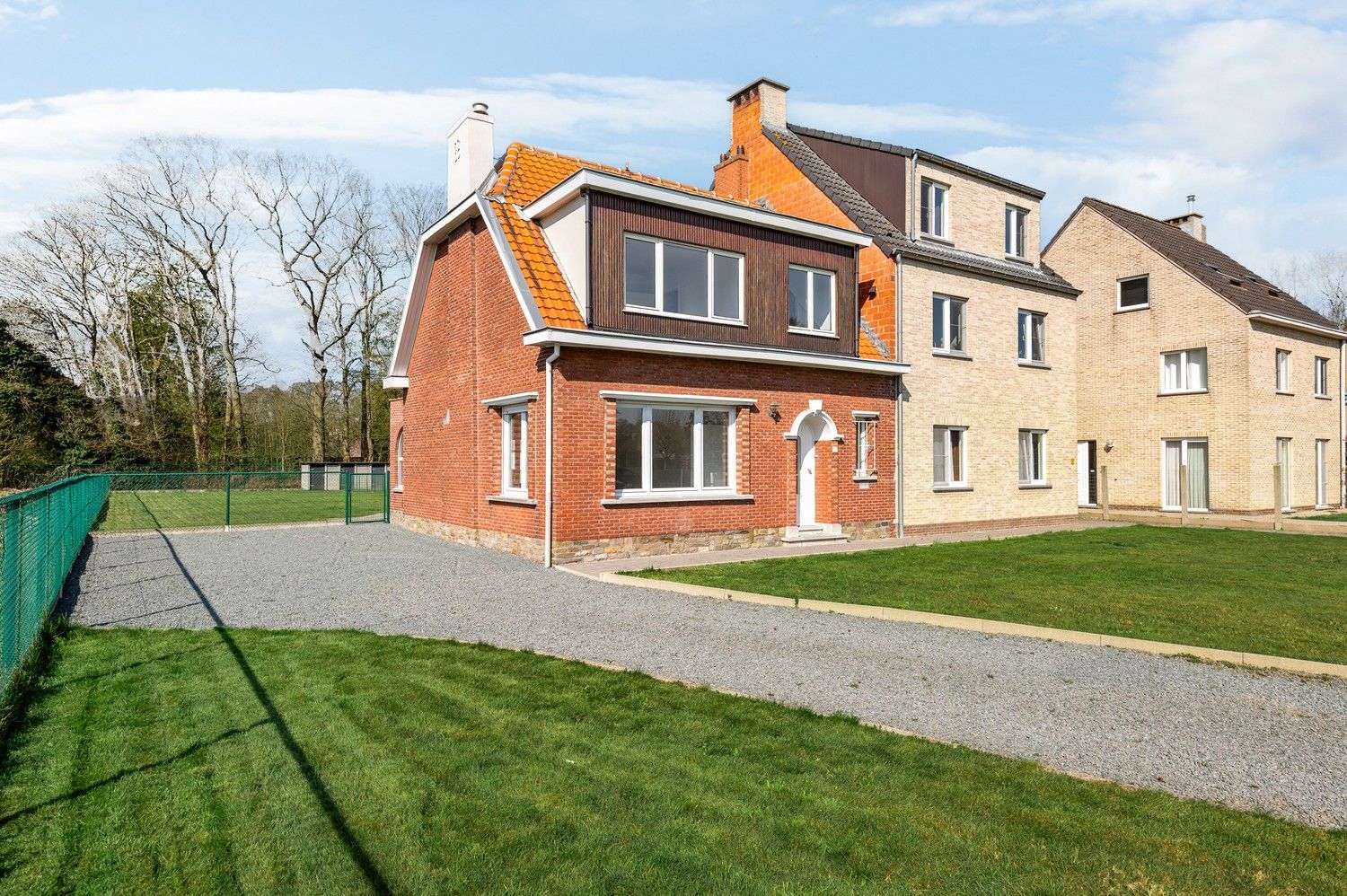 Landelijke halfopen bebouwing met grote tuin en 2 slaapkamers in Wijnegem! foto 2