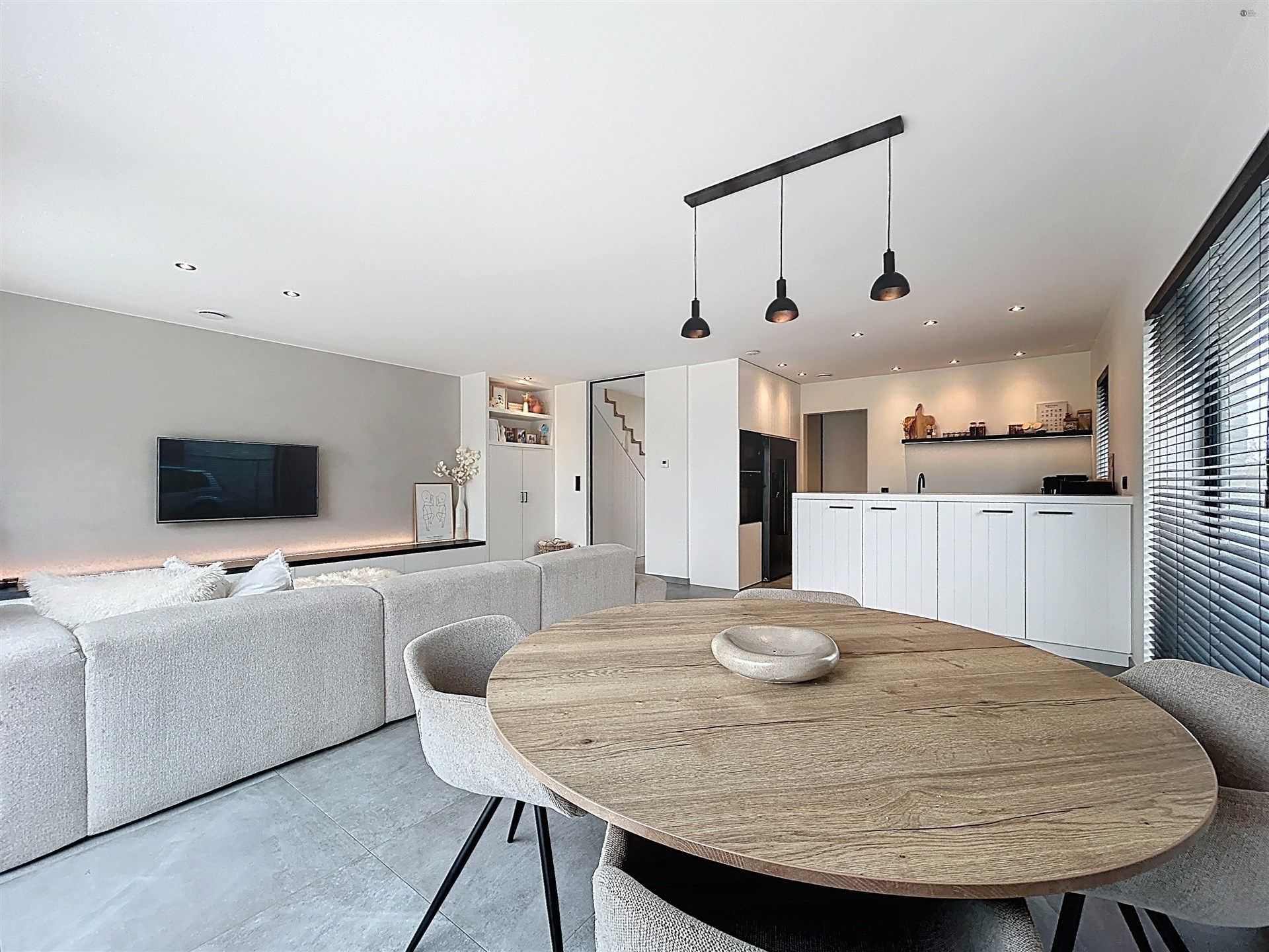 Half open bebouwing met 4 slaapkamers en ruime garage op perceel van 518m² foto 3