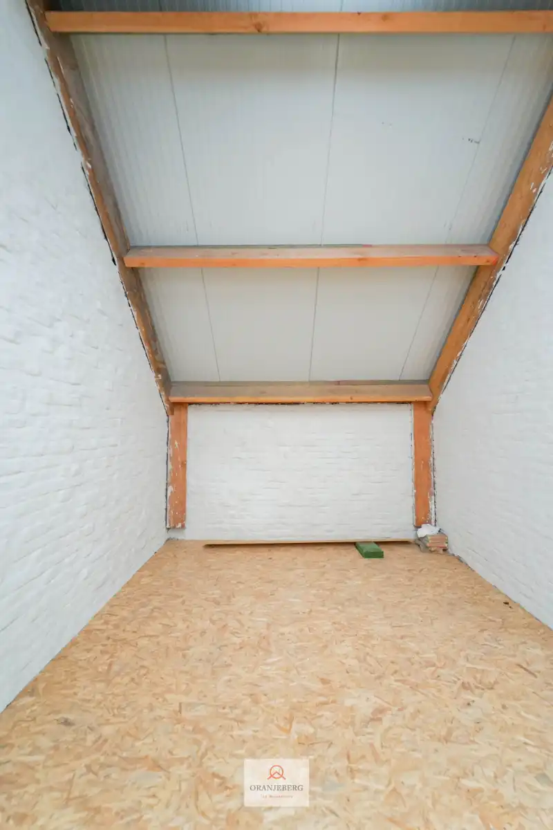 Loods - atelier 55 m² met water- en elektriciteitsaansluiting + garage te huur foto 7