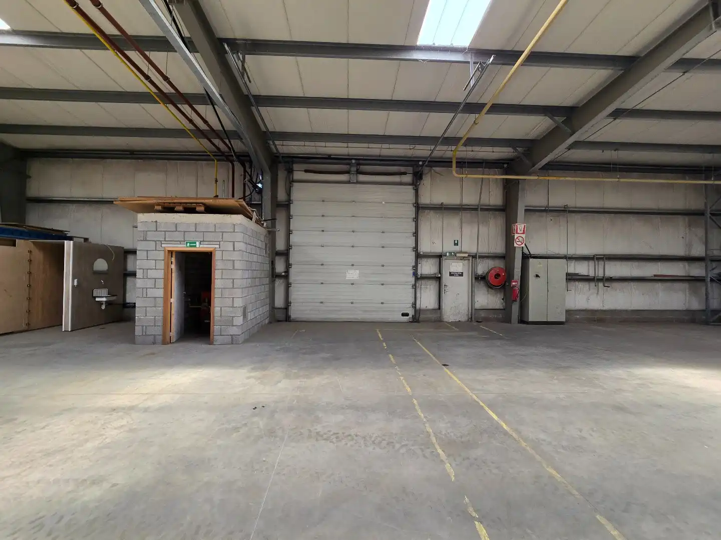 Ruime magazijn-/bedrijfsruimte van ca. 1.200 m² met 5 sectionaalpoorten en 3 laadkades op goed bereikbaar industrieterrein foto 12