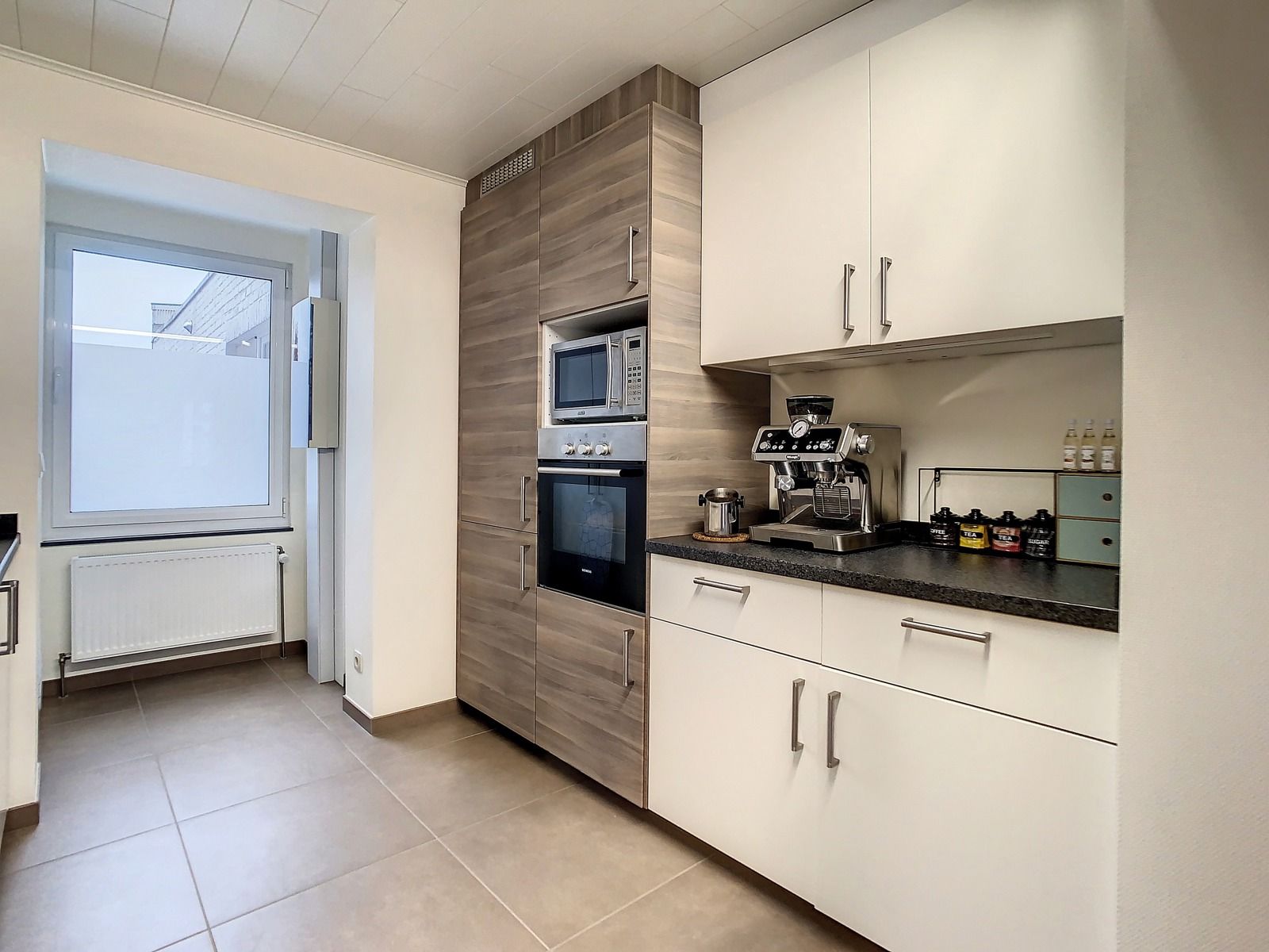 Centraal gelegen triplex app met 2 SLPK én terras! foto 6