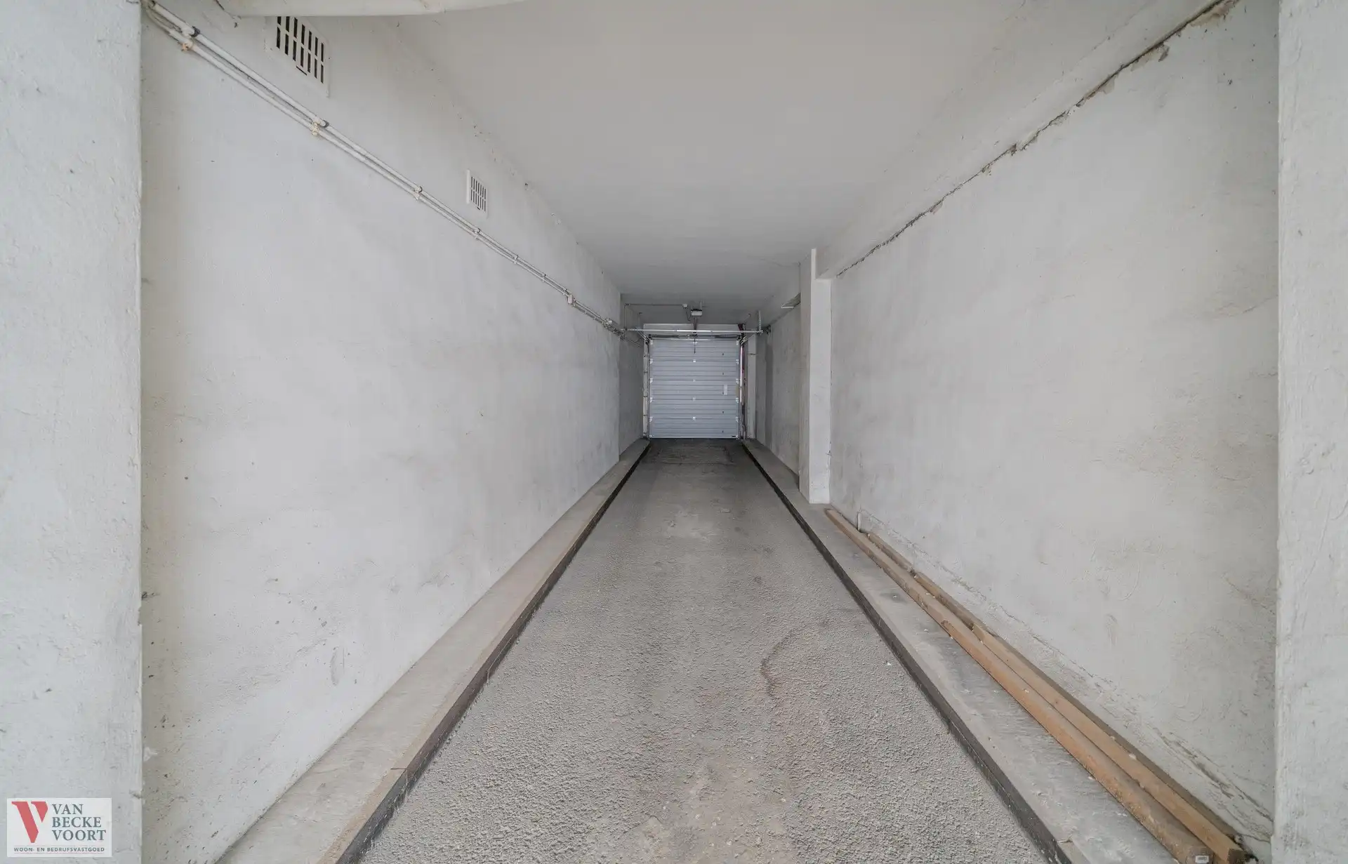 Handelsgelijkvloers 217m² + 6 autostandplaatsen foto 15