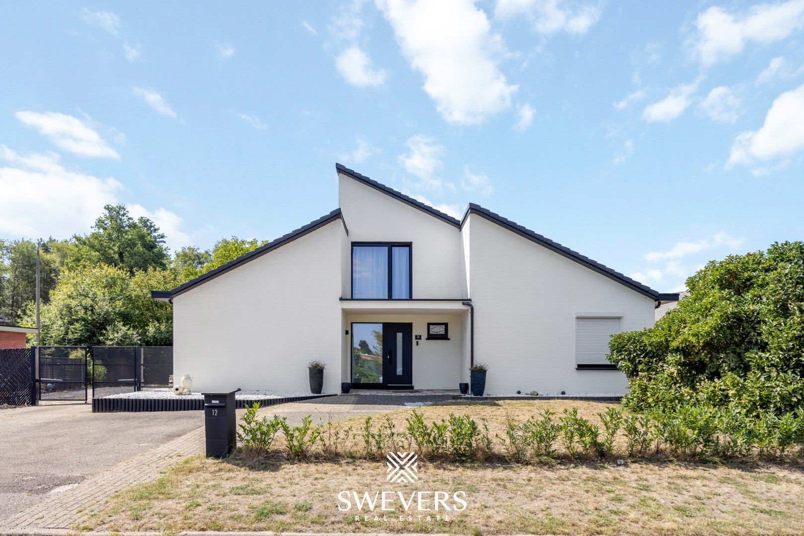 Ruime gerenoveerde villa (306m²) met praktijkmogelijkheden op ZW-perceel (24a68ca) foto {{pictureIndex}}