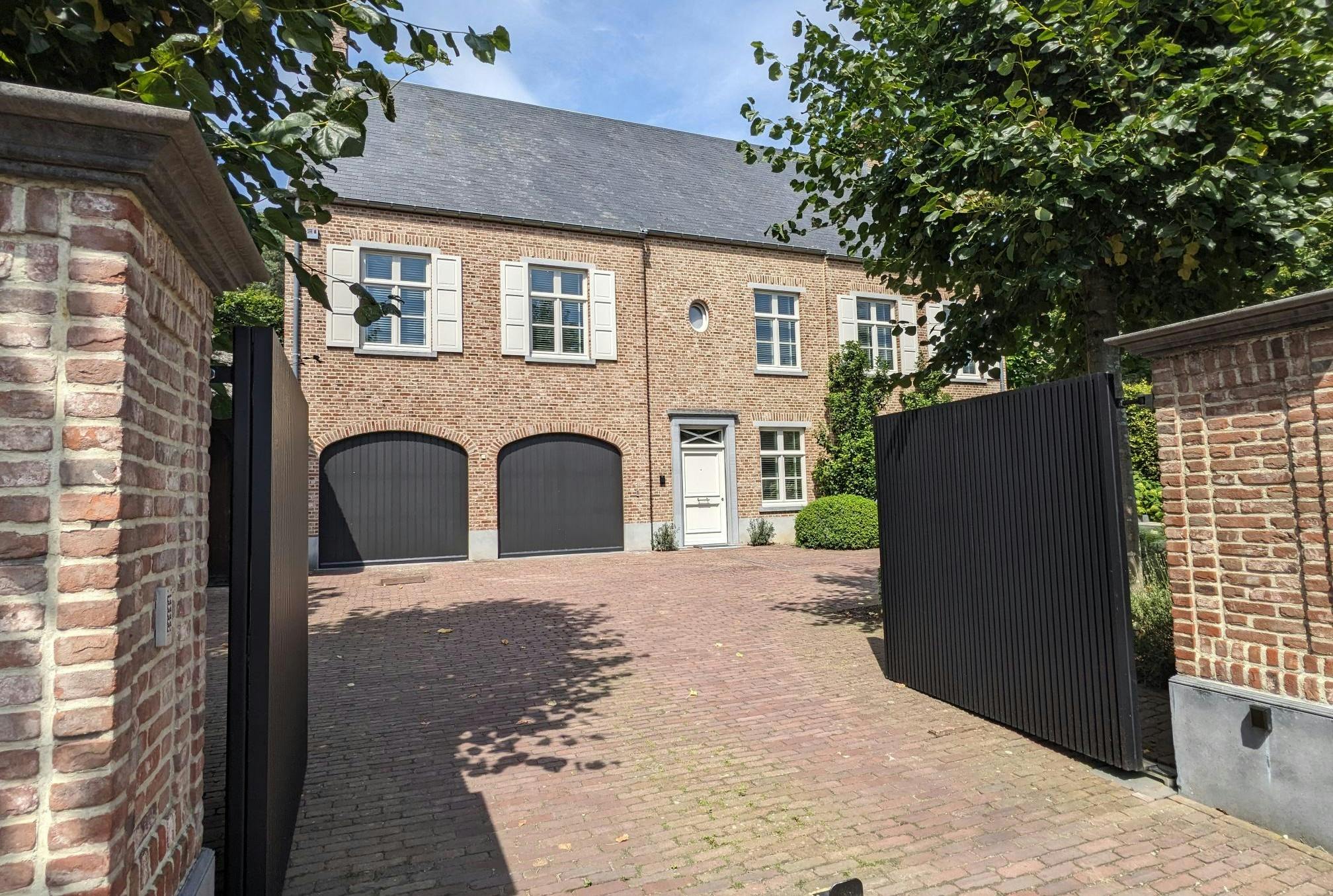 luxueuze villa op perceel van 2000m² te koop in Herentals foto {{pictureIndex}}