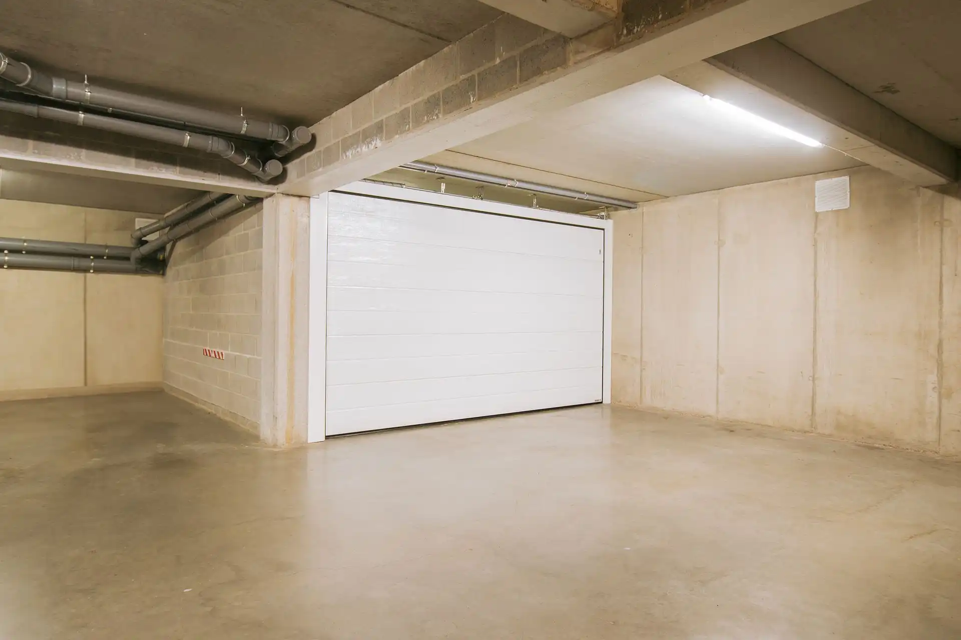 Instapklaar gelijkvloersappartement met tuin en garagebox foto 28