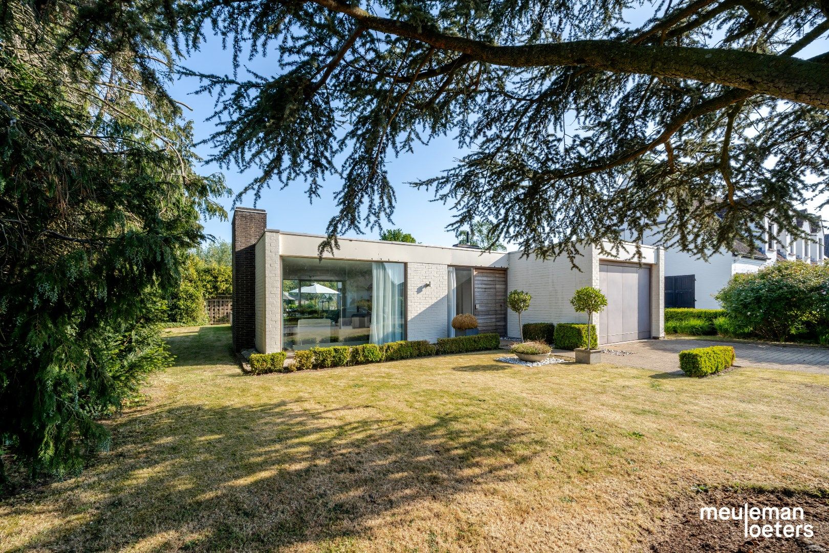 Hoofdfoto van de publicatie: Te renoveren bungalow op fantastische ligging
